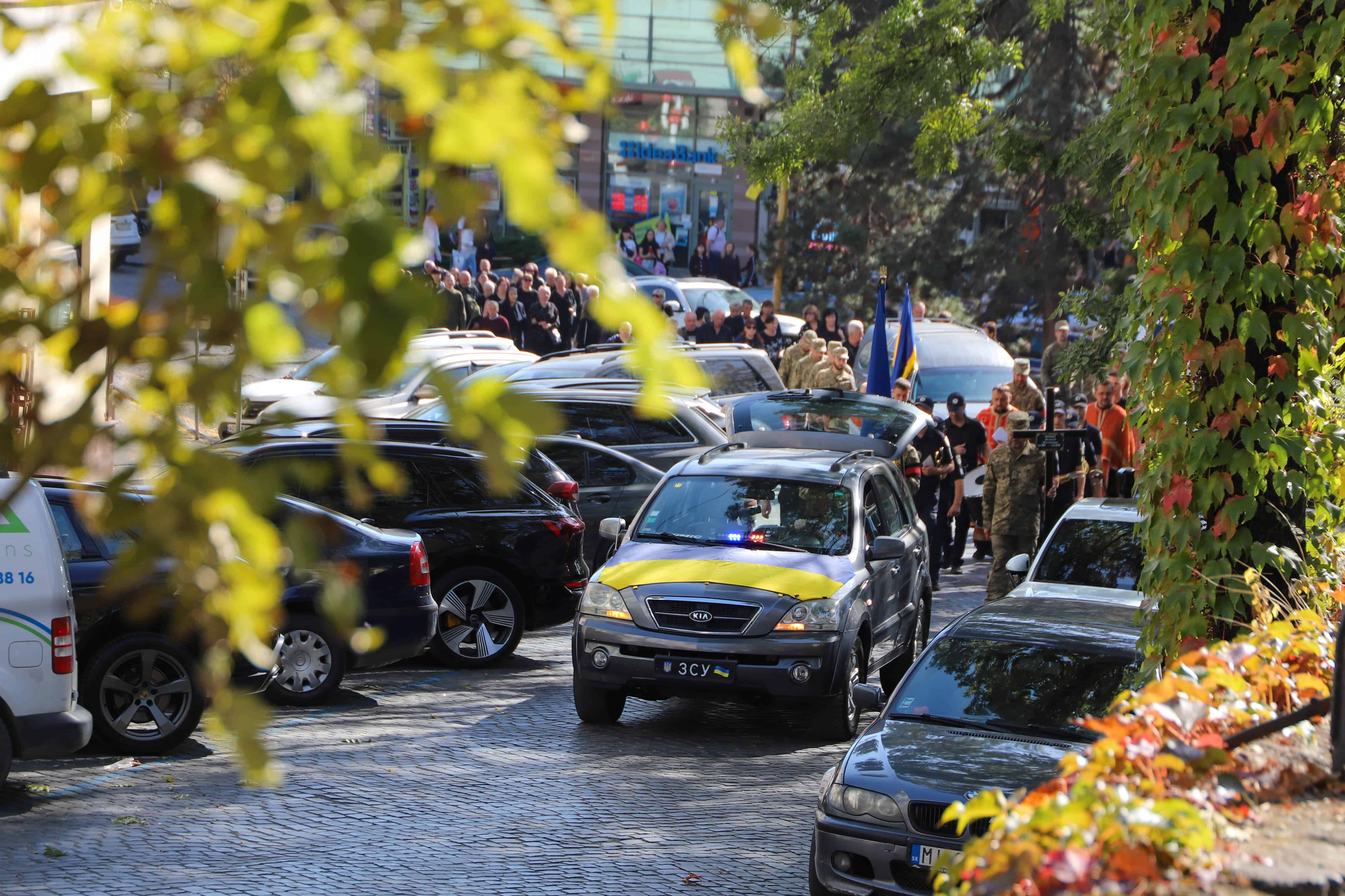 В Ужгороді сьогодні попрощалися зі ще одним захисником – 46-річним старшим сержантом Віталієм Черваком