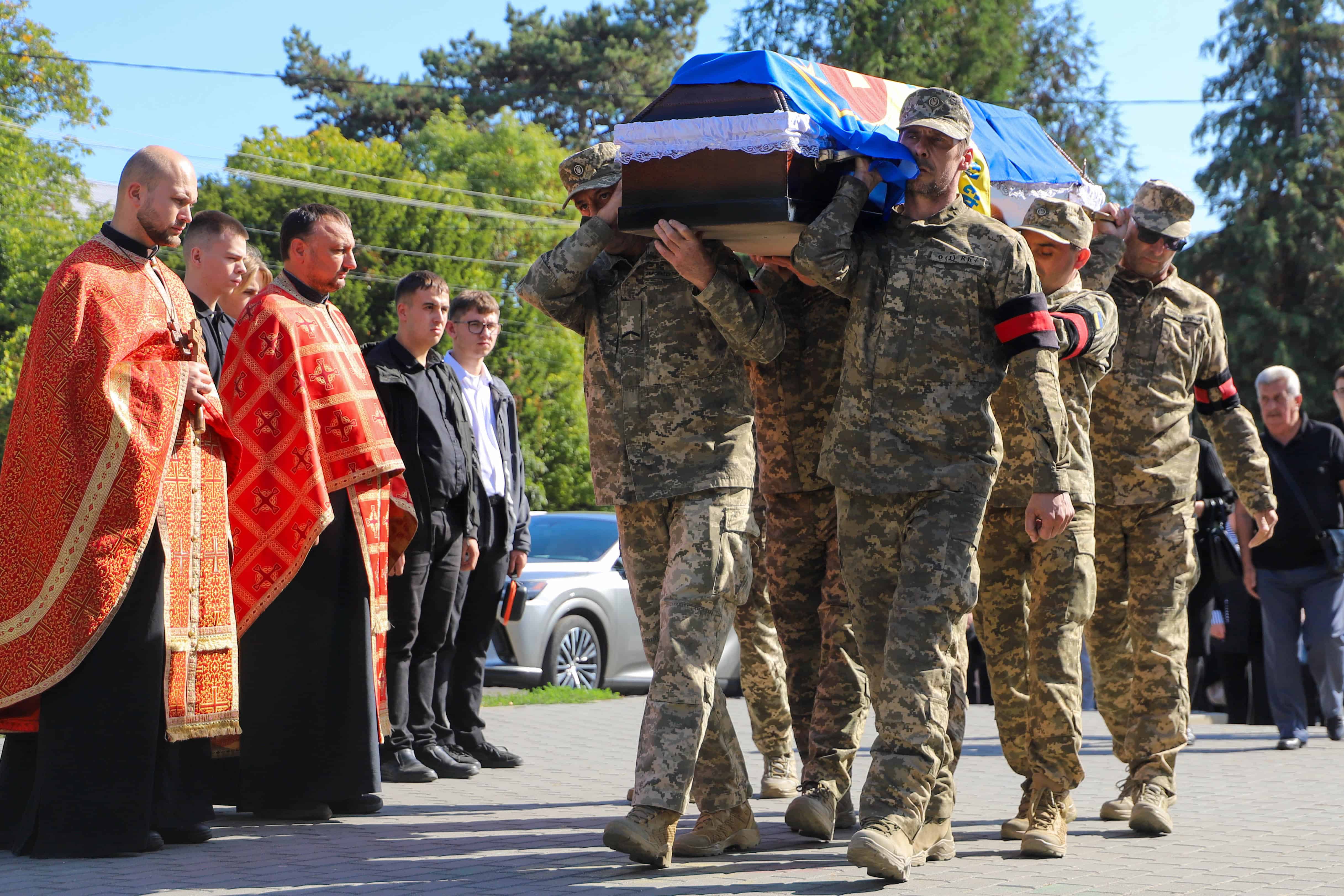 В Ужгороді сьогодні попрощалися зі ще одним захисником – 46-річним старшим сержантом Віталієм Черваком