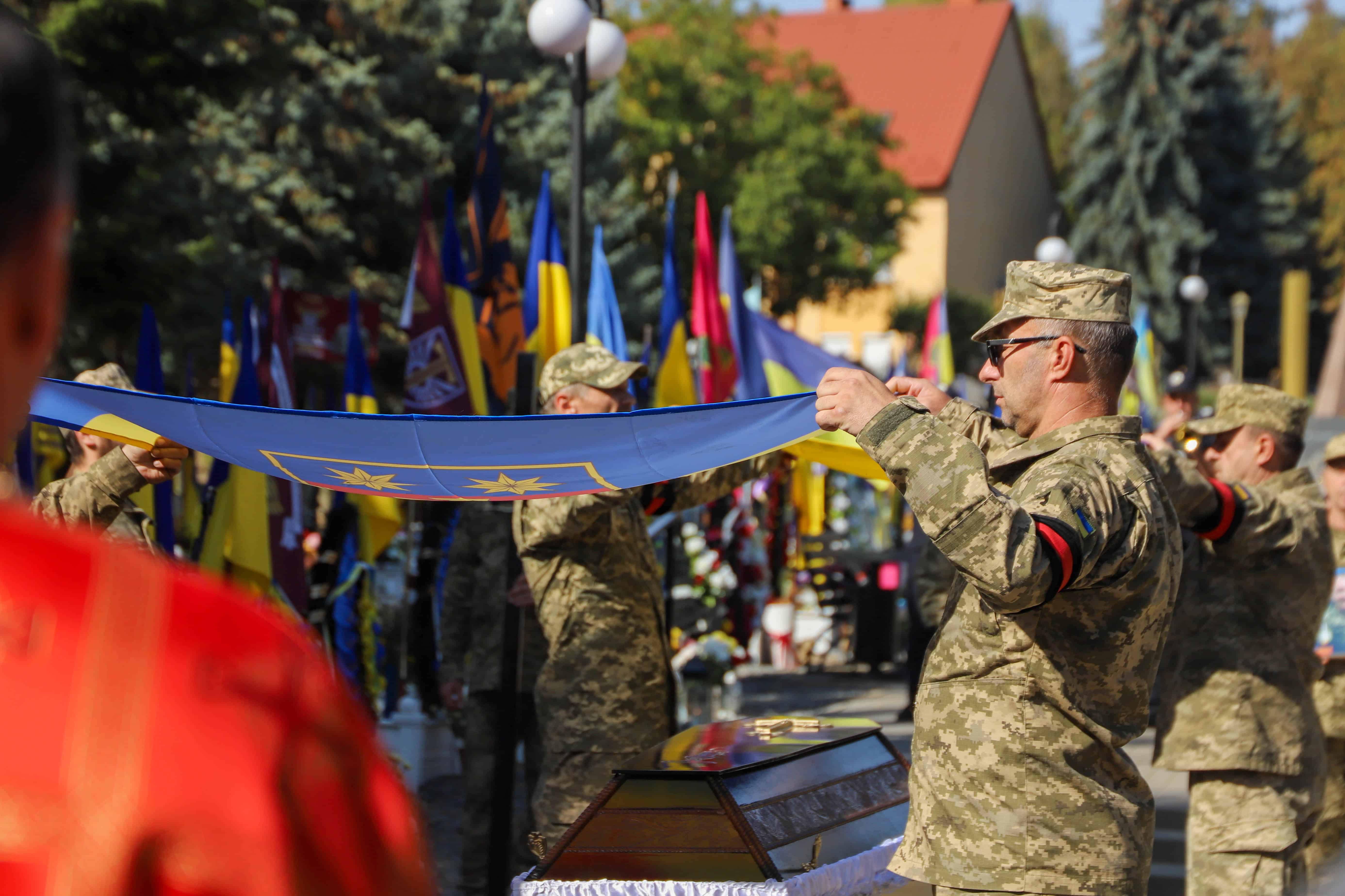 В Ужгороді сьогодні попрощалися зі ще одним захисником – 46-річним старшим сержантом Віталієм Черваком