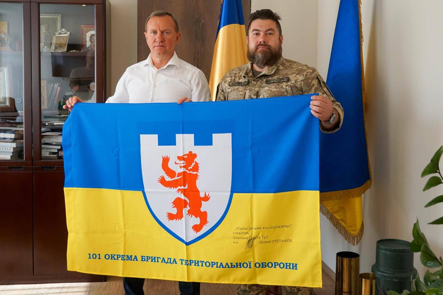 Представники 101-ї бригади ТрО подякували Ужгороду за підтримку та вручили міському голові прапор підрозділу