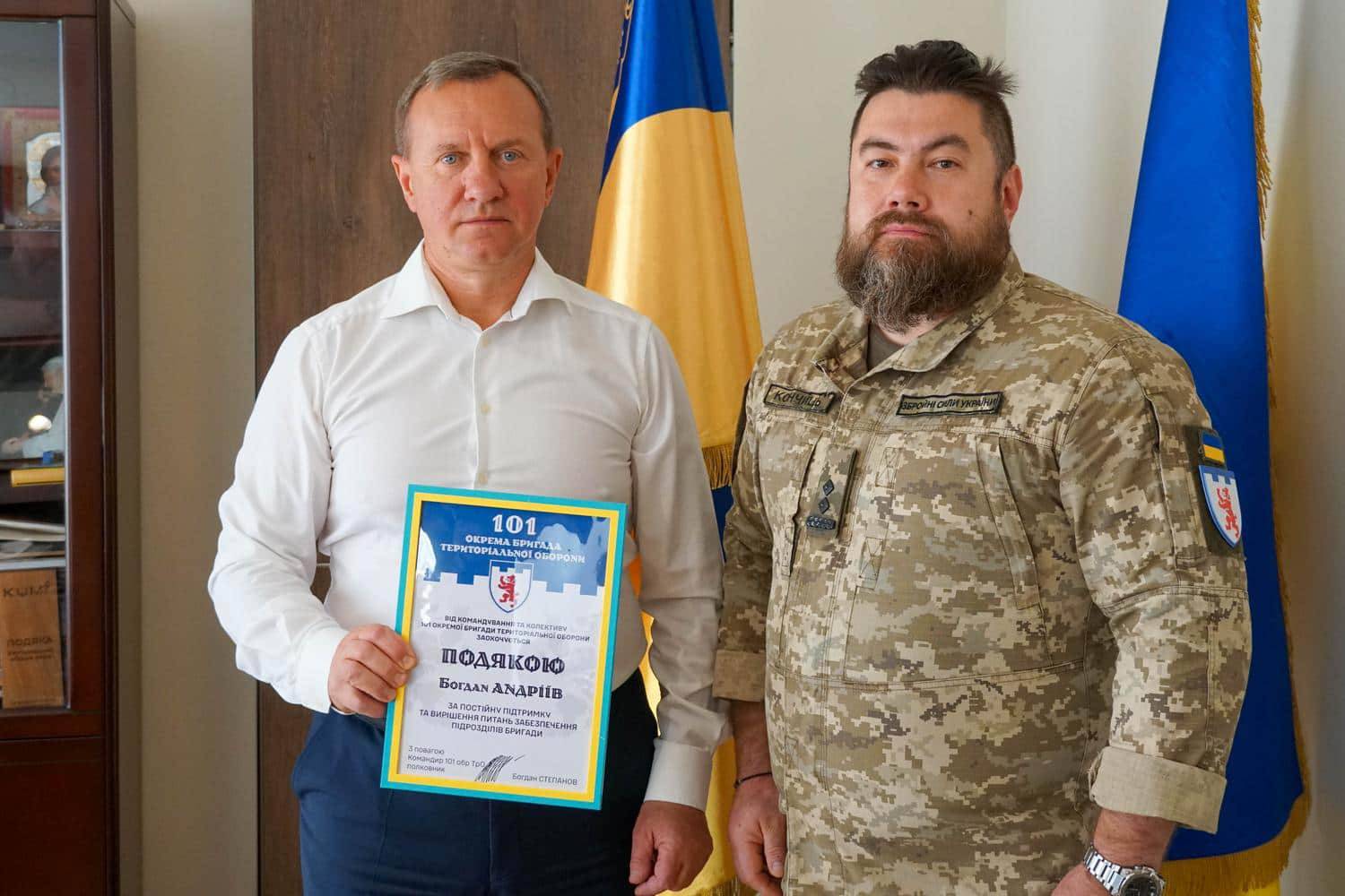 Представники 101-ї бригади ТрО подякували Ужгороду за підтримку та вручили міському голові прапор підрозділу
