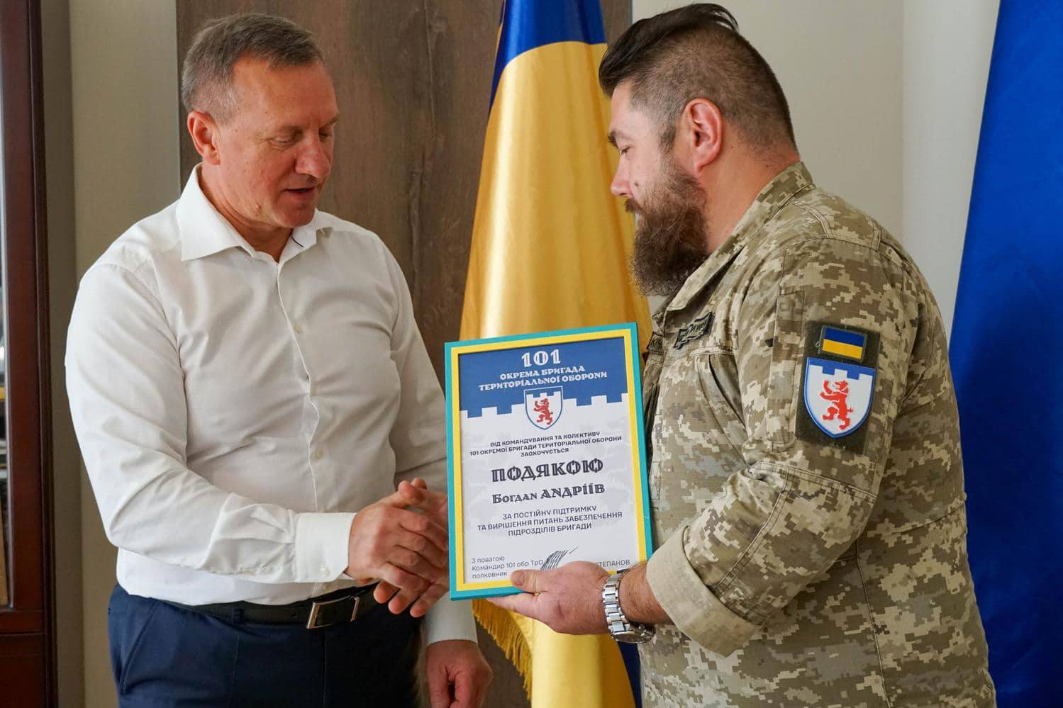 Представники 101-ї бригади ТрО подякували Ужгороду за підтримку та вручили міському голові прапор підрозділу