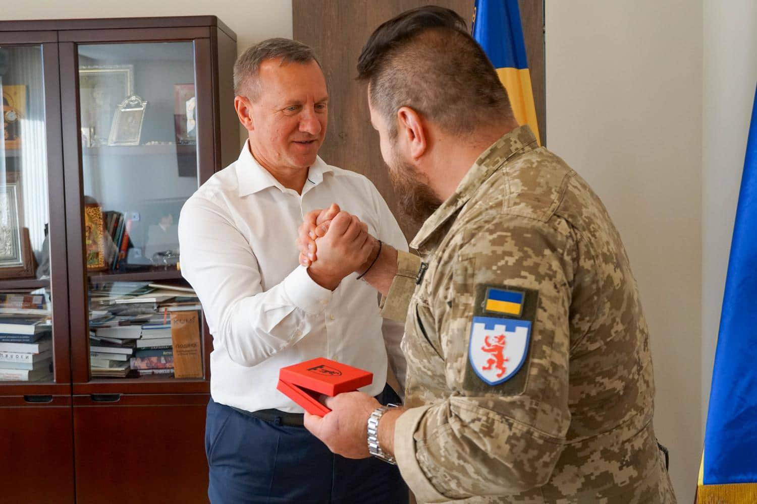 Представники 101-ї бригади ТрО подякували Ужгороду за підтримку та вручили міському голові прапор підрозділу