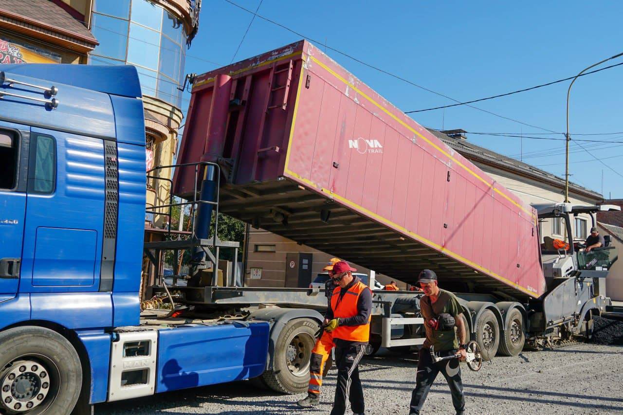 В Ужгороді тривають роботи з оновлення міської інфраструктури