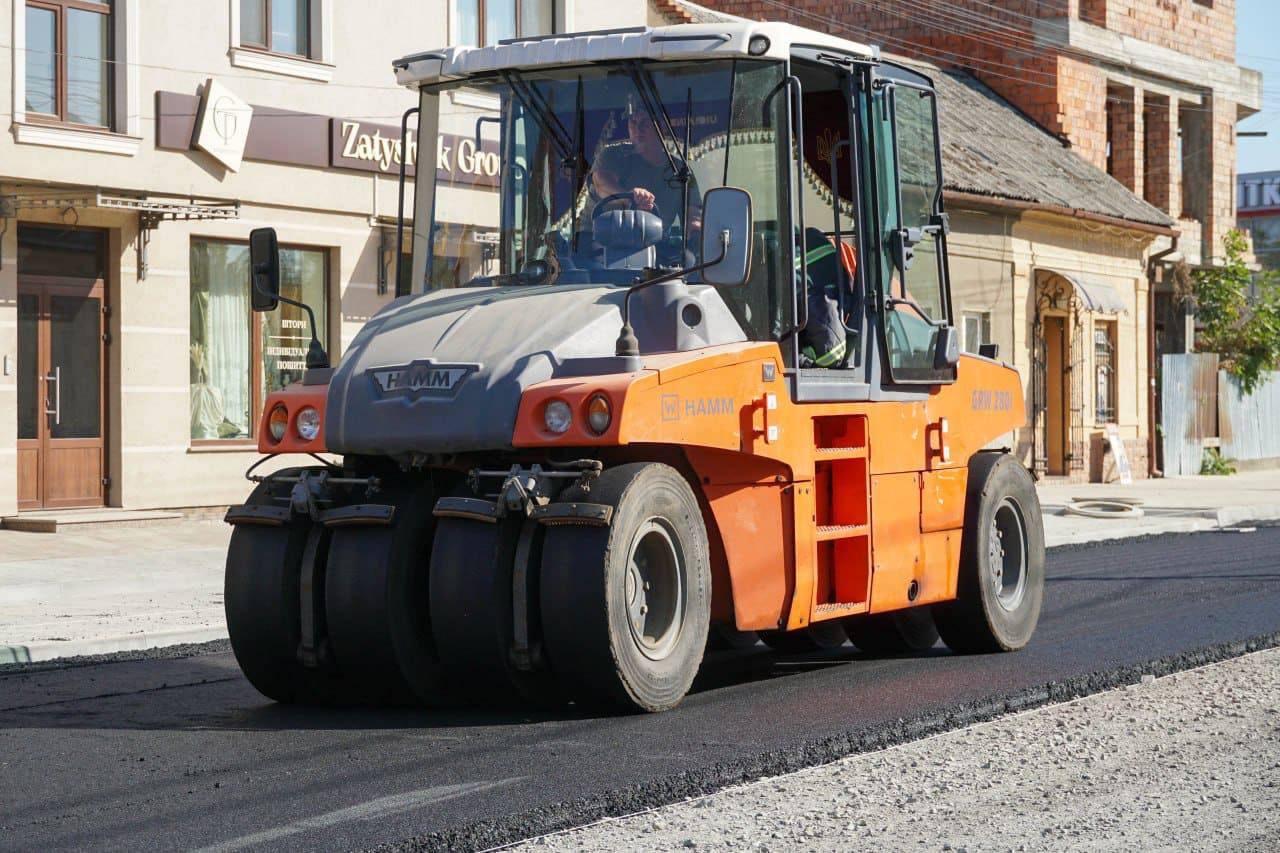 В Ужгороді тривають роботи з оновлення міської інфраструктури