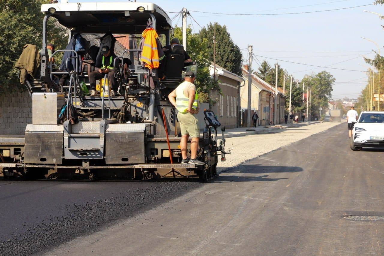 В Ужгороді тривають роботи з оновлення міської інфраструктури