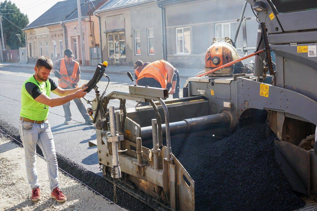 В Ужгороді тривають роботи з оновлення міської інфраструктури