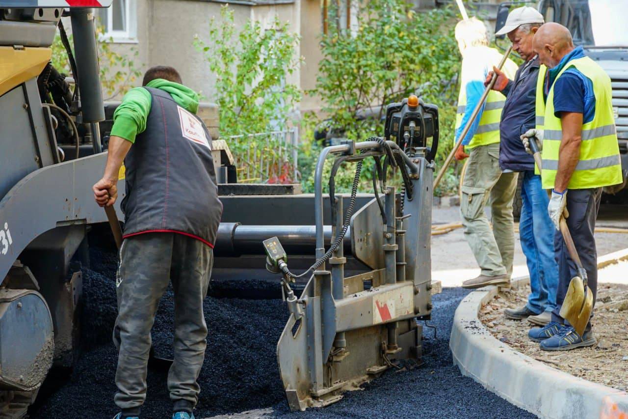 В Ужгороді тривають роботи з оновлення міської інфраструктури