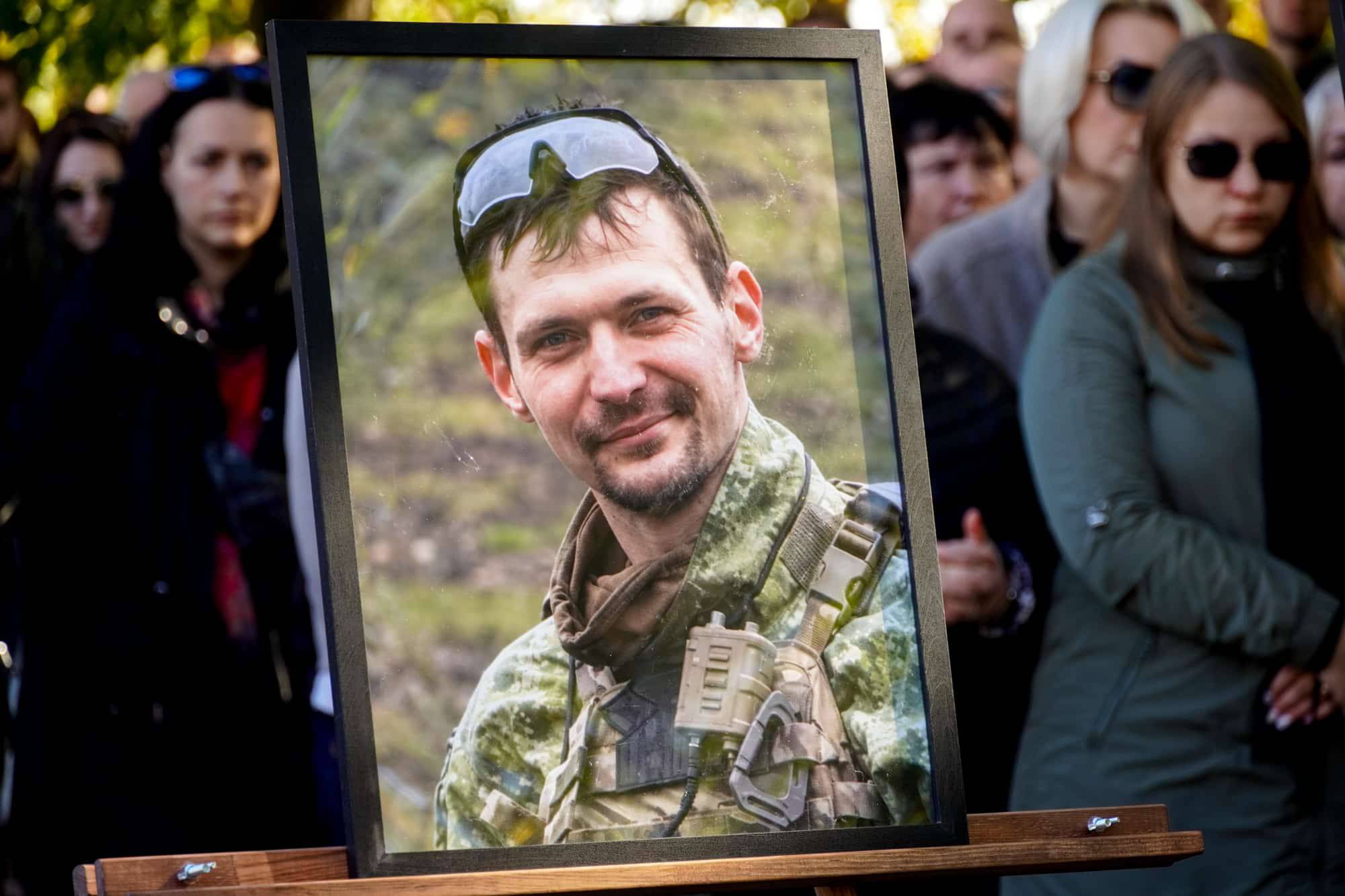 В Ужгороді сьогодні провели в останню земну дорогу полеглого захисника – 36-річного майстер-сержанта Володимира Славича