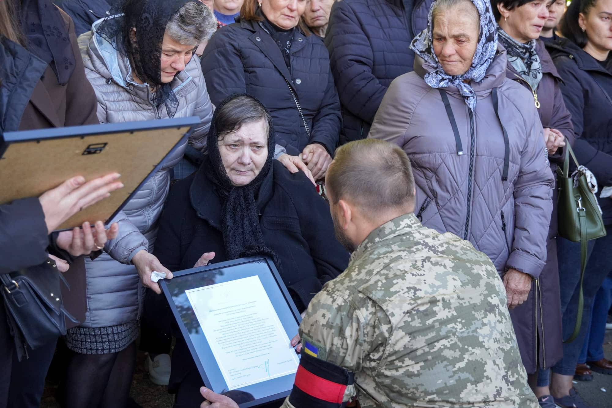 В Ужгороді сьогодні провели в останню земну дорогу полеглого захисника – 36-річного майстер-сержанта Володимира Славича