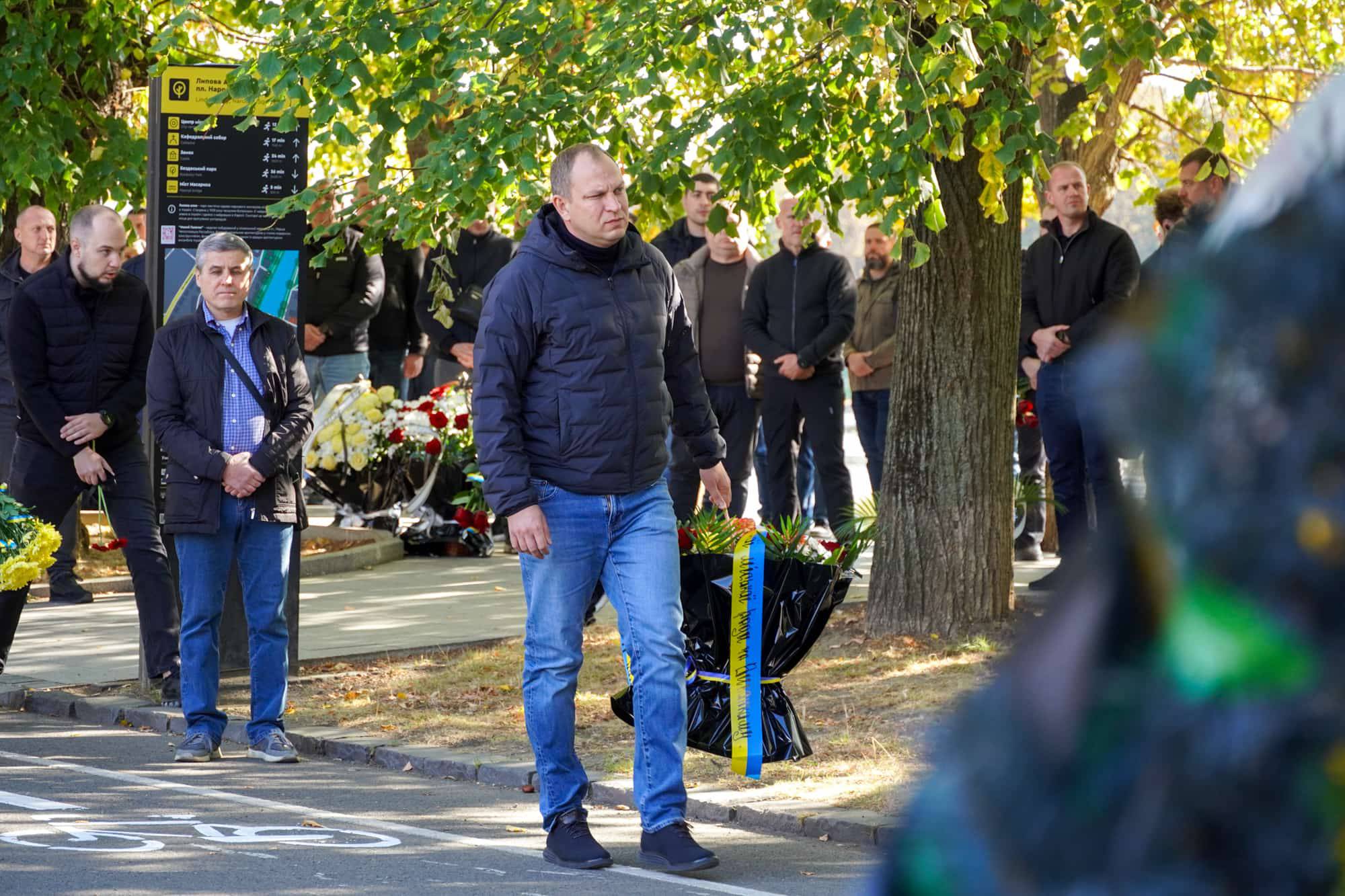 В Ужгороді сьогодні провели в останню земну дорогу полеглого захисника – 36-річного майстер-сержанта Володимира Славича