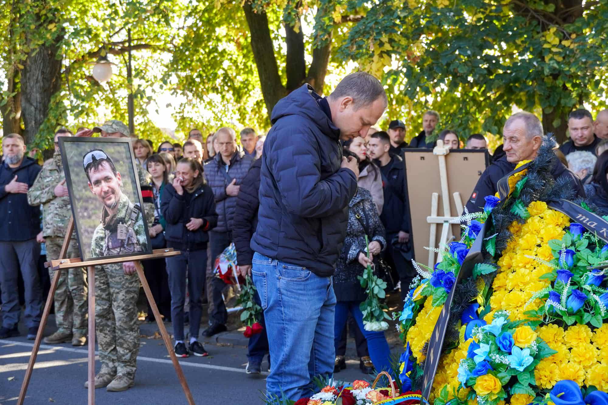 В Ужгороді сьогодні провели в останню земну дорогу полеглого захисника – 36-річного майстер-сержанта Володимира Славича