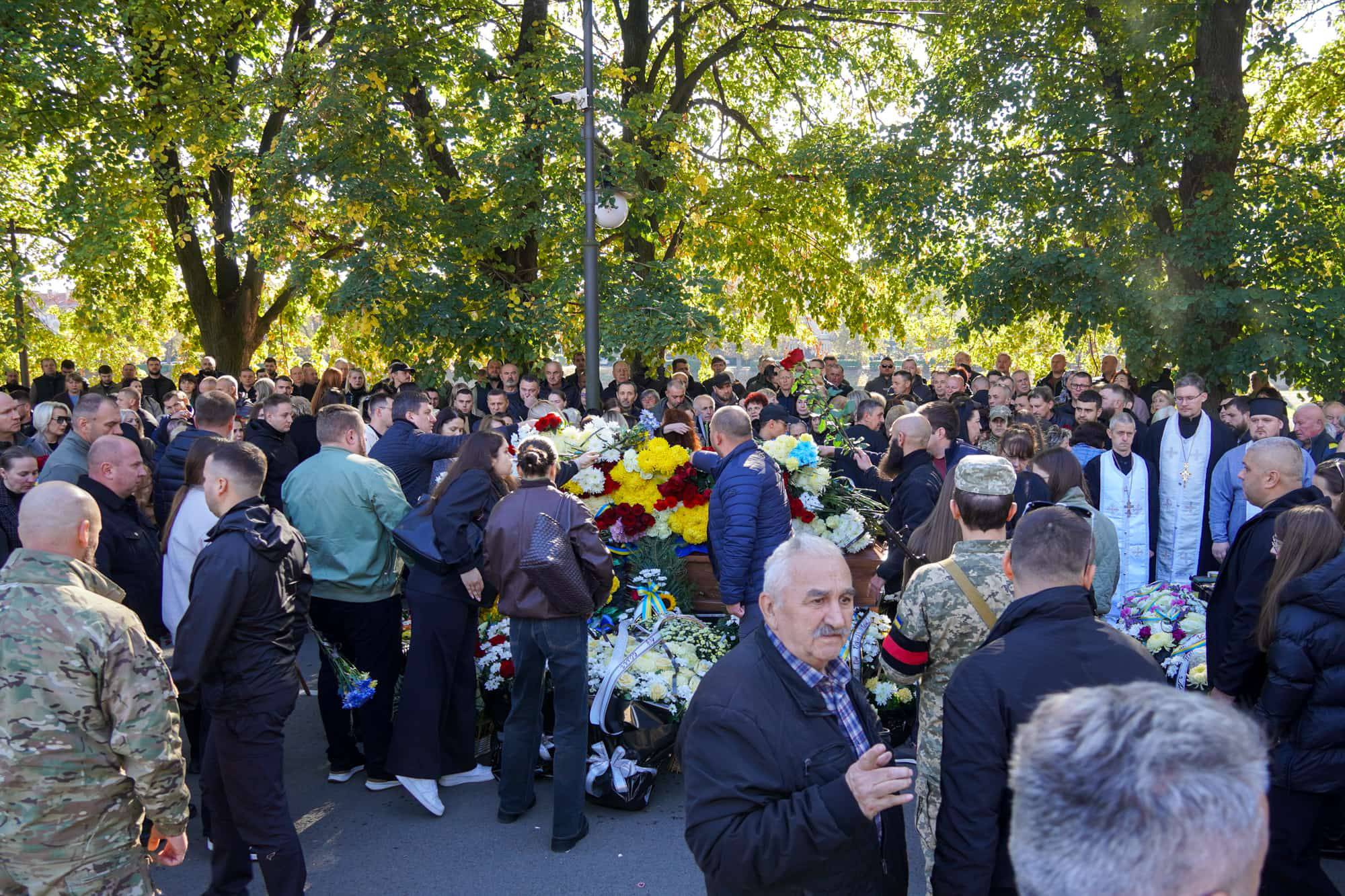 В Ужгороді сьогодні провели в останню земну дорогу полеглого захисника – 36-річного майстер-сержанта Володимира Славича