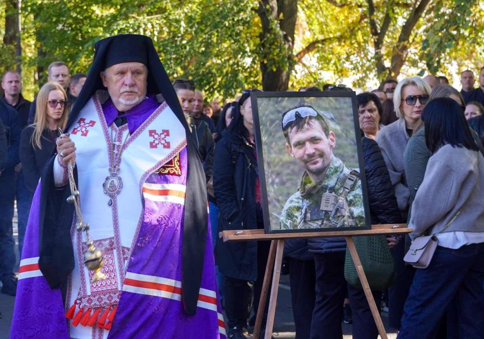 В Ужгороді сьогодні провели в останню земну дорогу полеглого захисника – 36-річного майстер-сержанта Володимира Славича