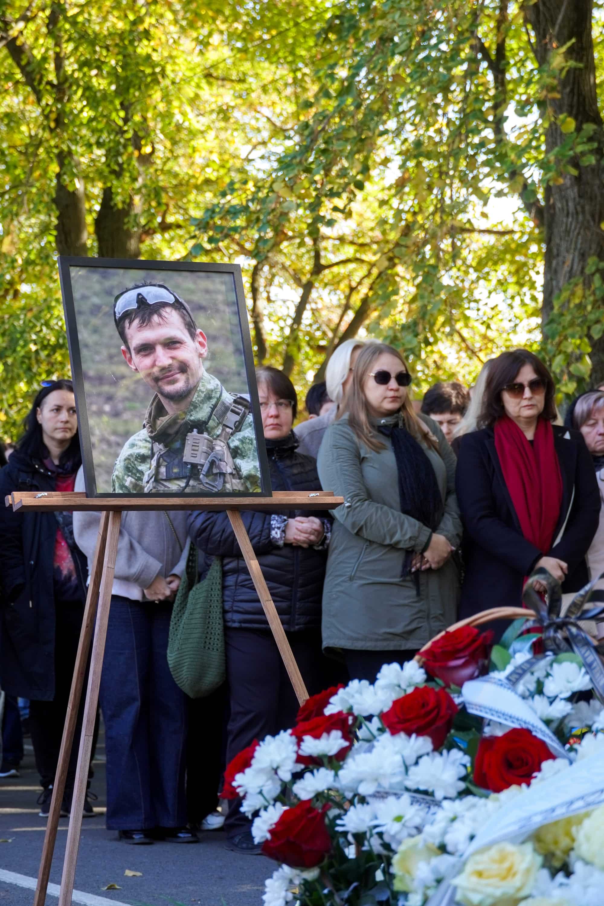 В Ужгороді сьогодні провели в останню земну дорогу полеглого захисника – 36-річного майстер-сержанта Володимира Славича