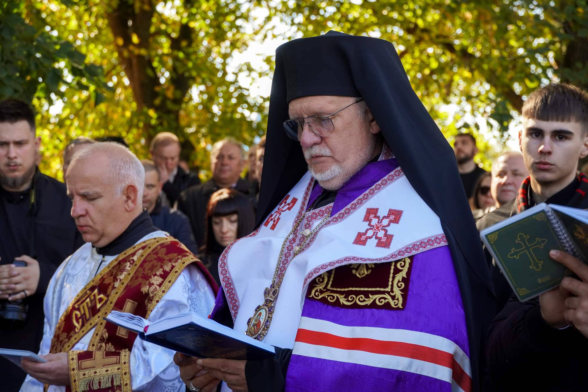 В Ужгороді сьогодні провели в останню земну дорогу полеглого захисника – 36-річного майстер-сержанта Володимира Славича