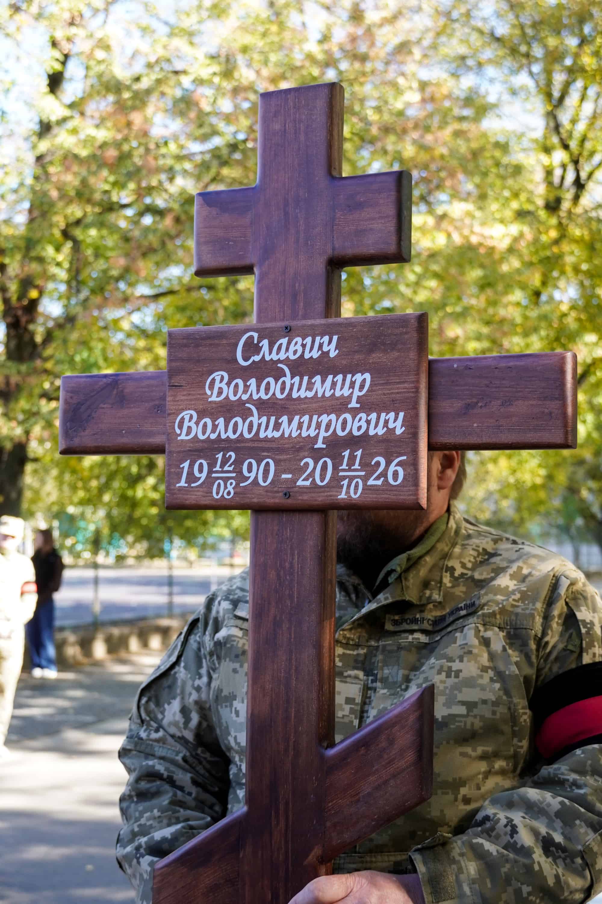 В Ужгороді сьогодні провели в останню земну дорогу полеглого захисника – 36-річного майстер-сержанта Володимира Славича
