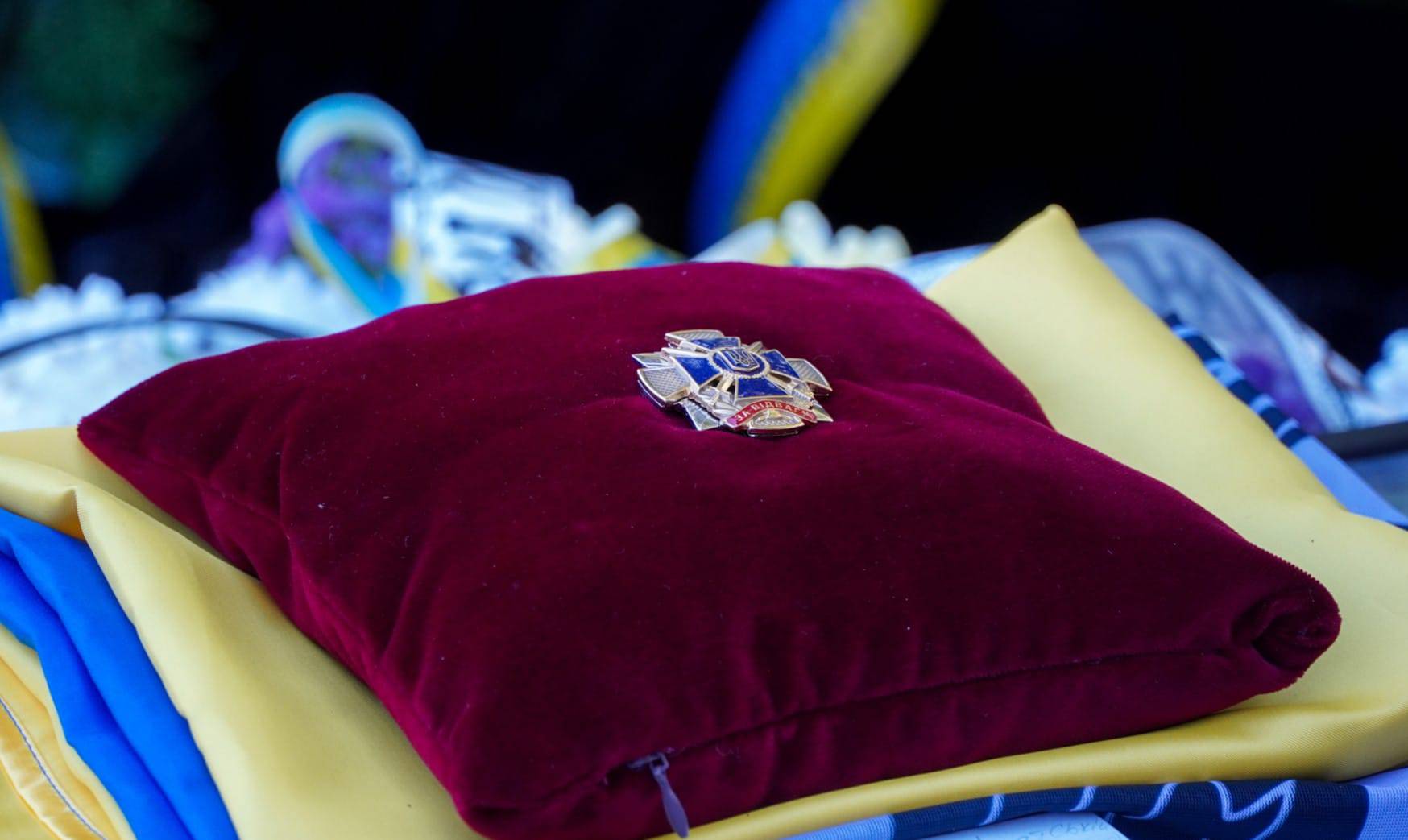 В Ужгороді сьогодні провели в останню земну дорогу полеглого захисника – 36-річного майстер-сержанта Володимира Славича