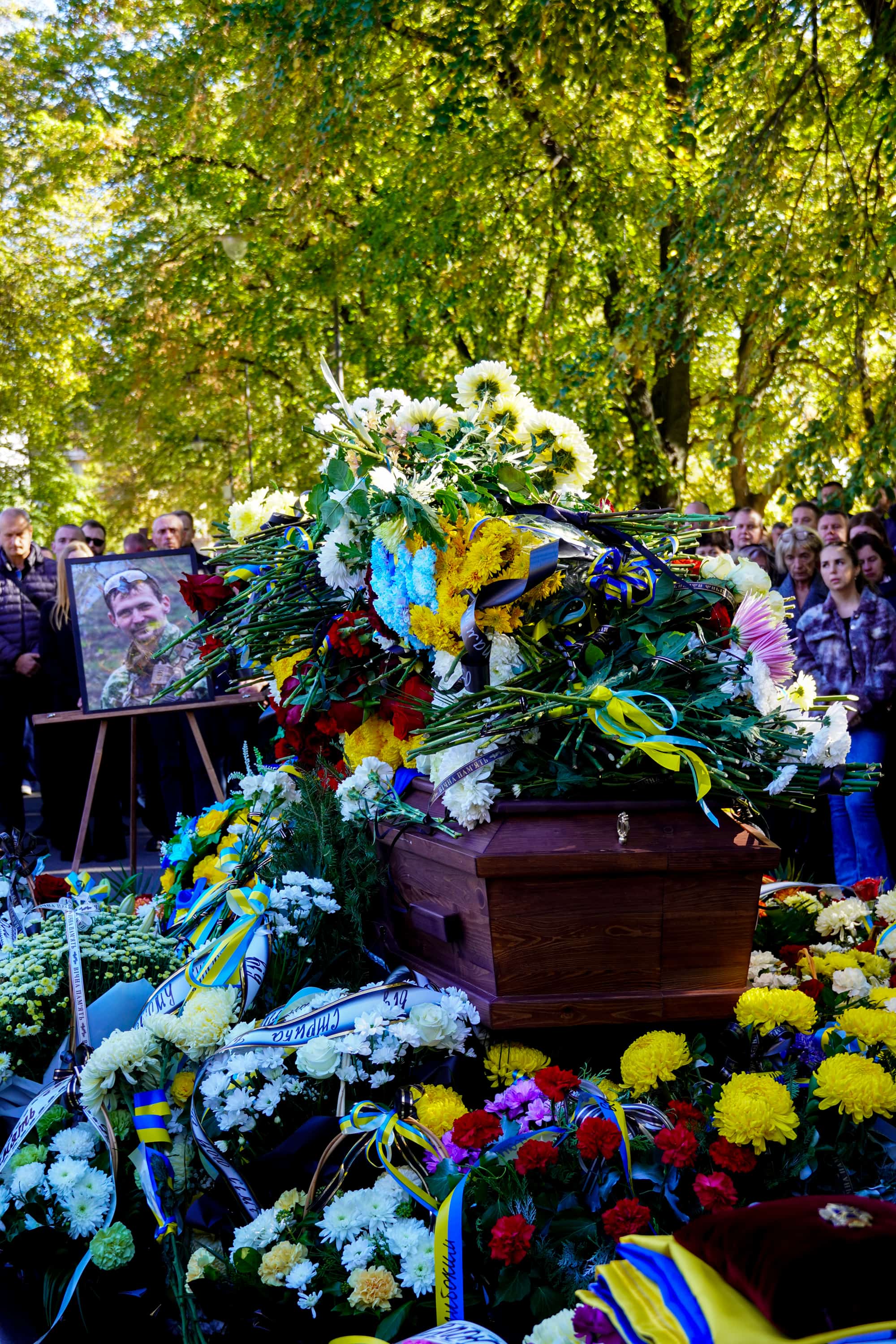 В Ужгороді сьогодні провели в останню земну дорогу полеглого захисника – 36-річного майстер-сержанта Володимира Славича