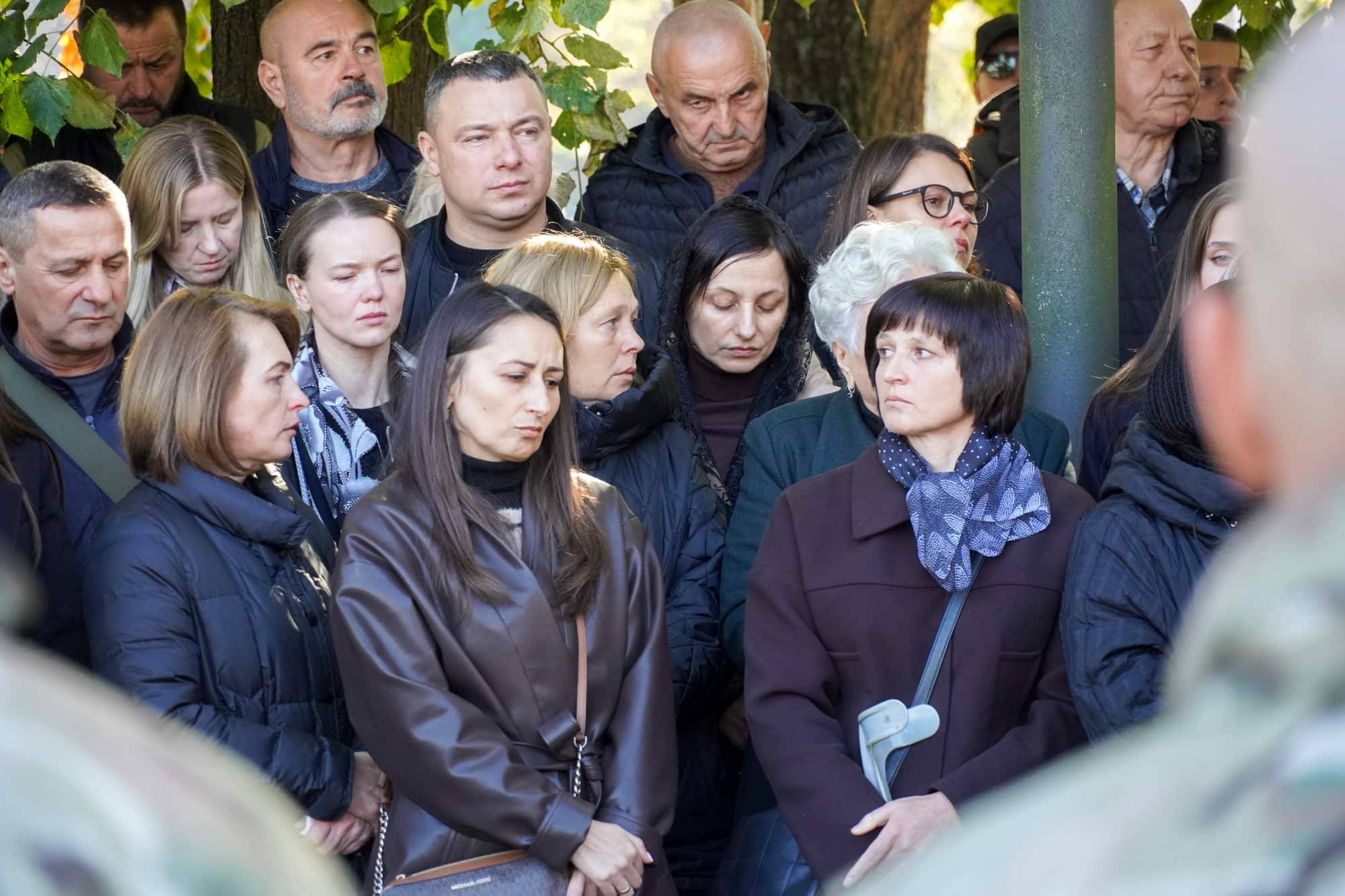 В Ужгороді сьогодні провели в останню земну дорогу полеглого захисника – 36-річного майстер-сержанта Володимира Славича