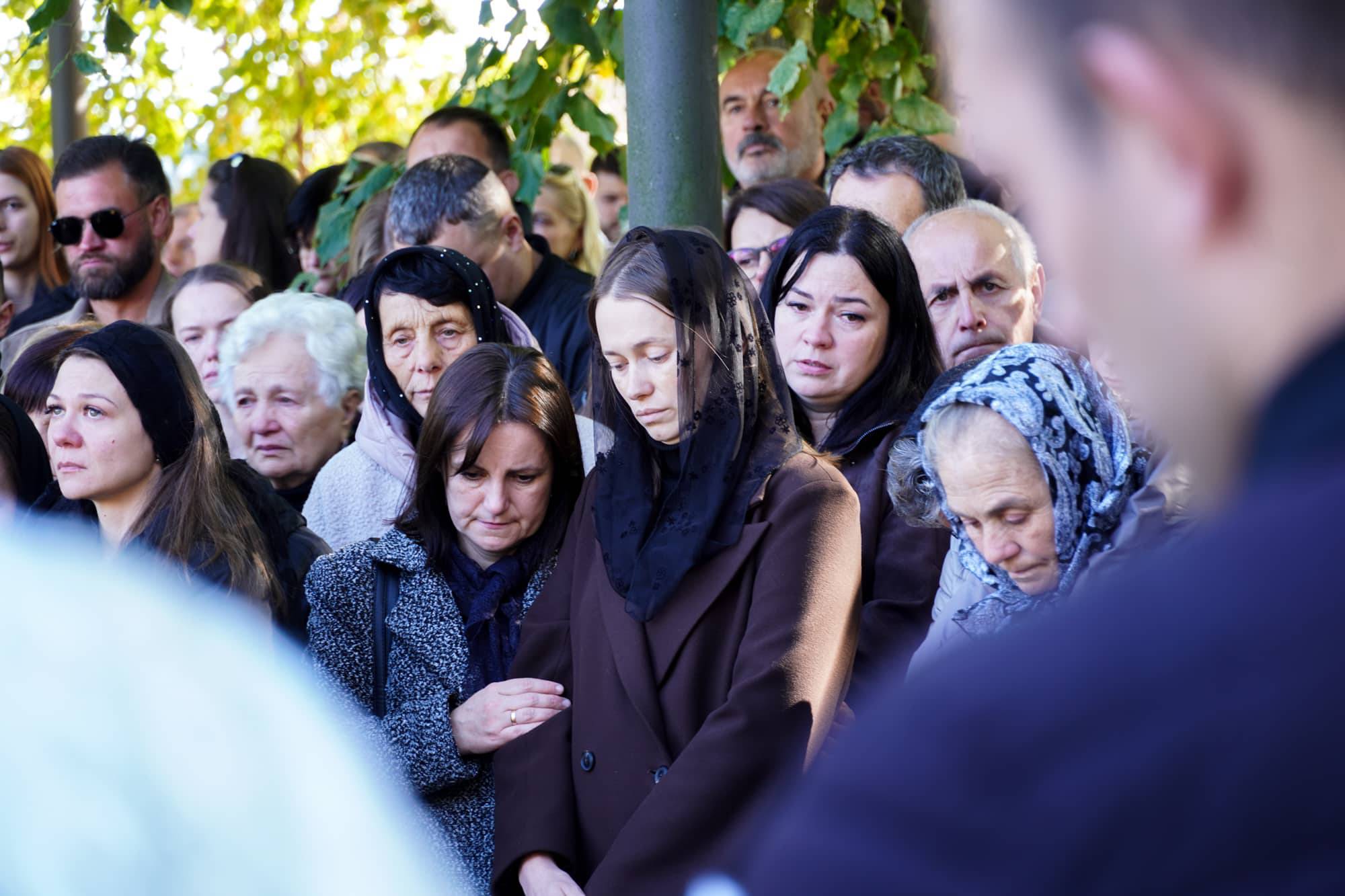 В Ужгороді сьогодні провели в останню земну дорогу полеглого захисника – 36-річного майстер-сержанта Володимира Славича