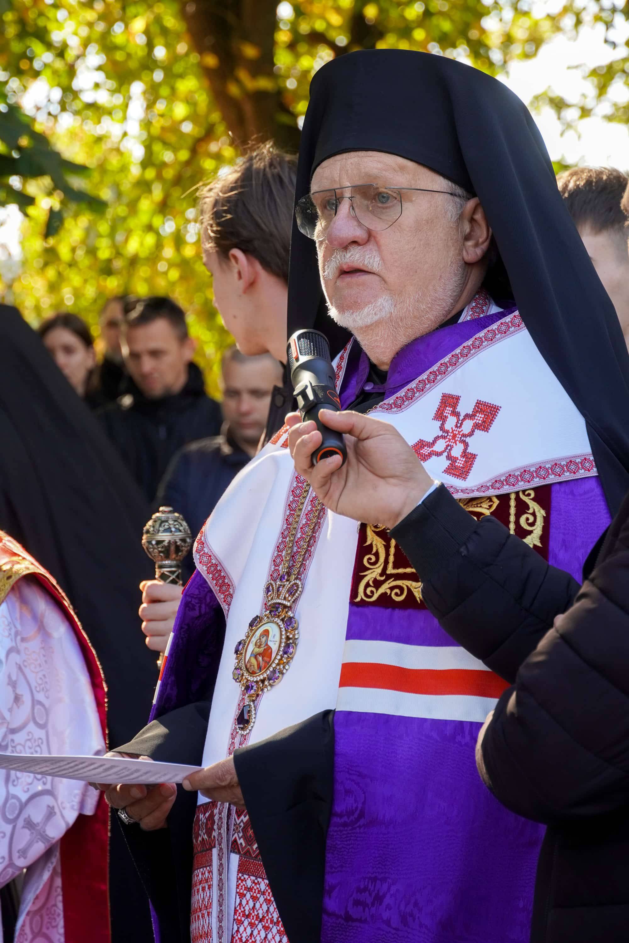 В Ужгороді сьогодні провели в останню земну дорогу полеглого захисника – 36-річного майстер-сержанта Володимира Славича