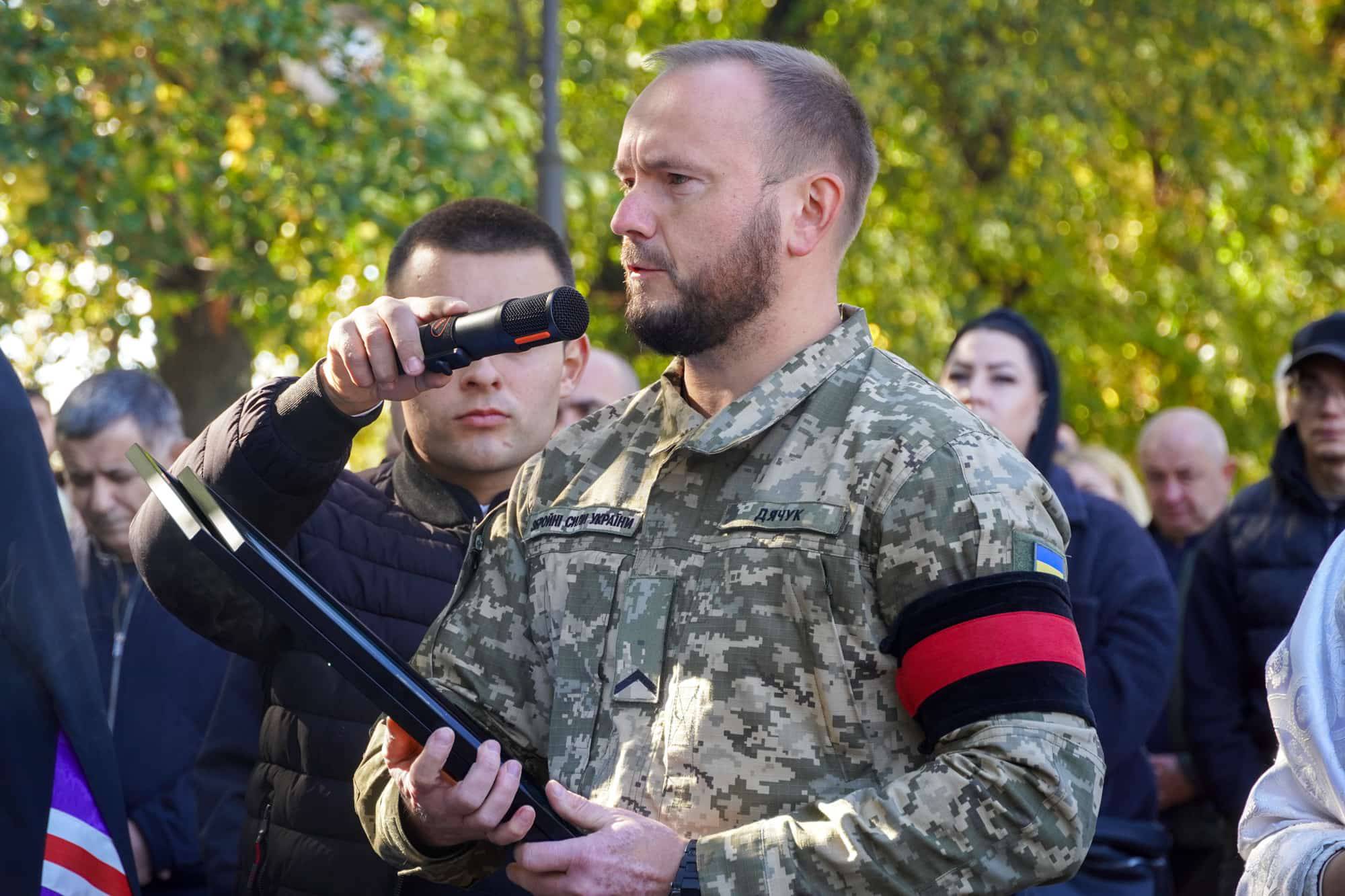 В Ужгороді сьогодні провели в останню земну дорогу полеглого захисника – 36-річного майстер-сержанта Володимира Славича