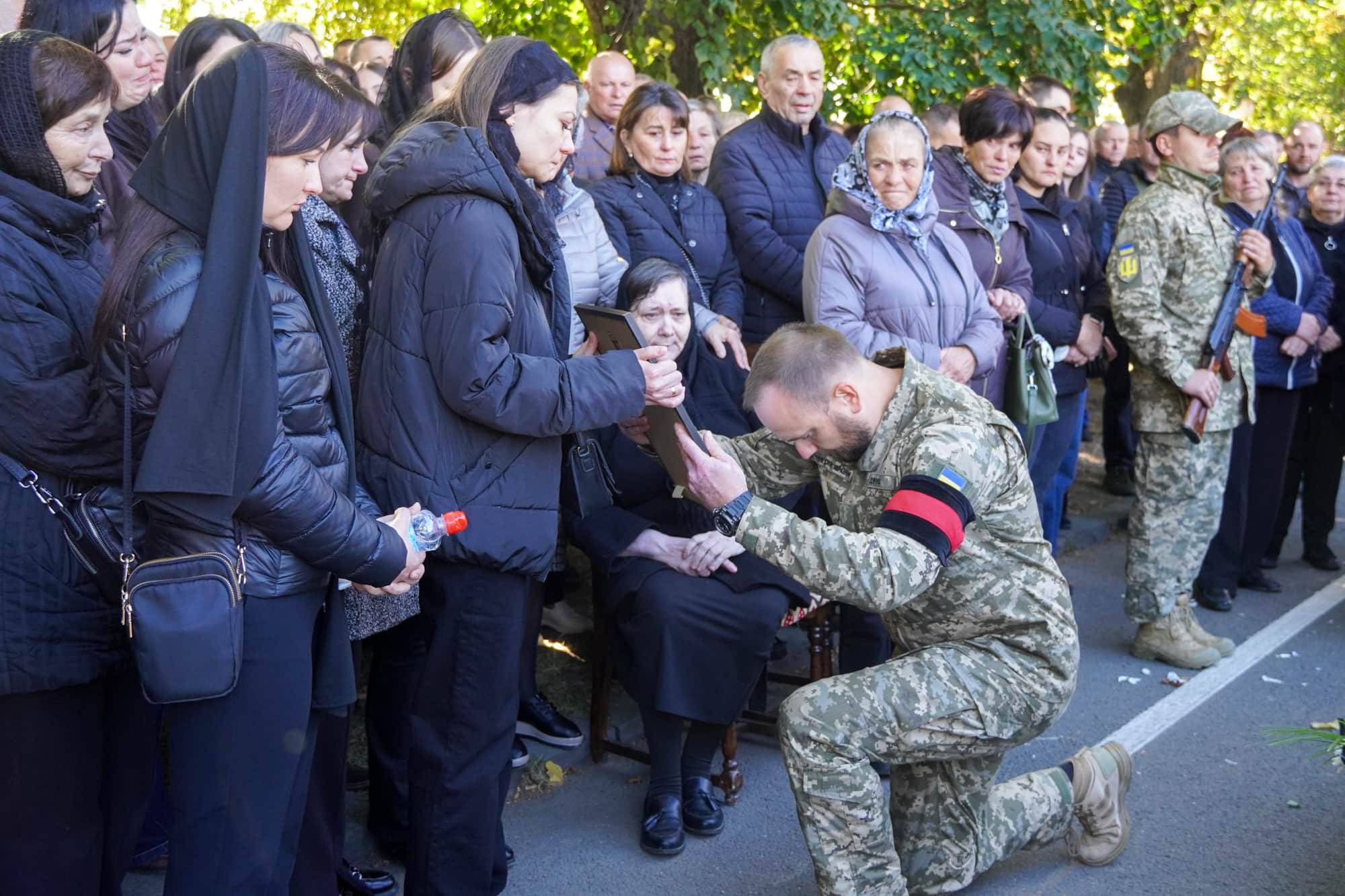 В Ужгороді сьогодні провели в останню земну дорогу полеглого захисника – 36-річного майстер-сержанта Володимира Славича