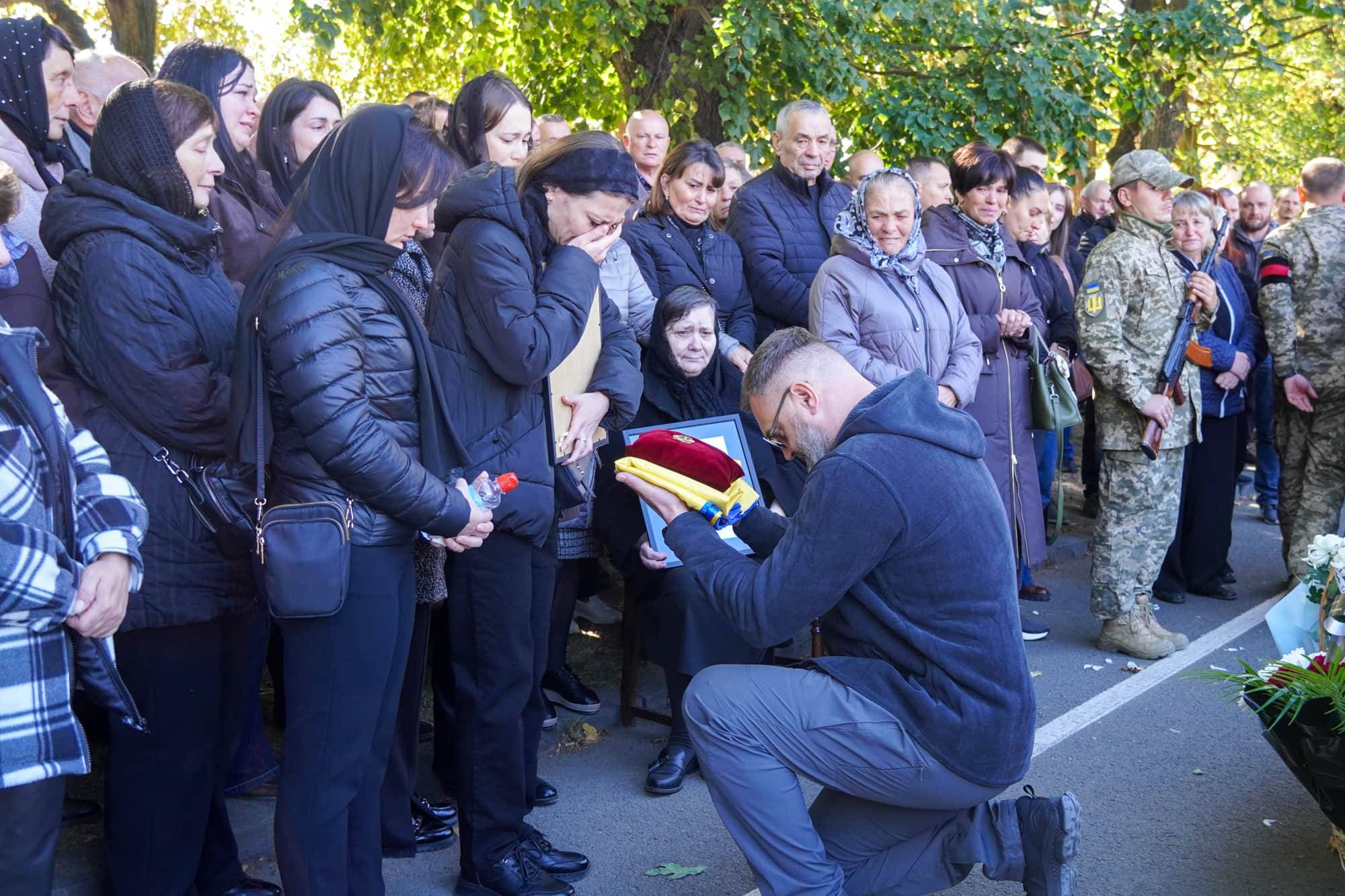В Ужгороді сьогодні провели в останню земну дорогу полеглого захисника – 36-річного майстер-сержанта Володимира Славича