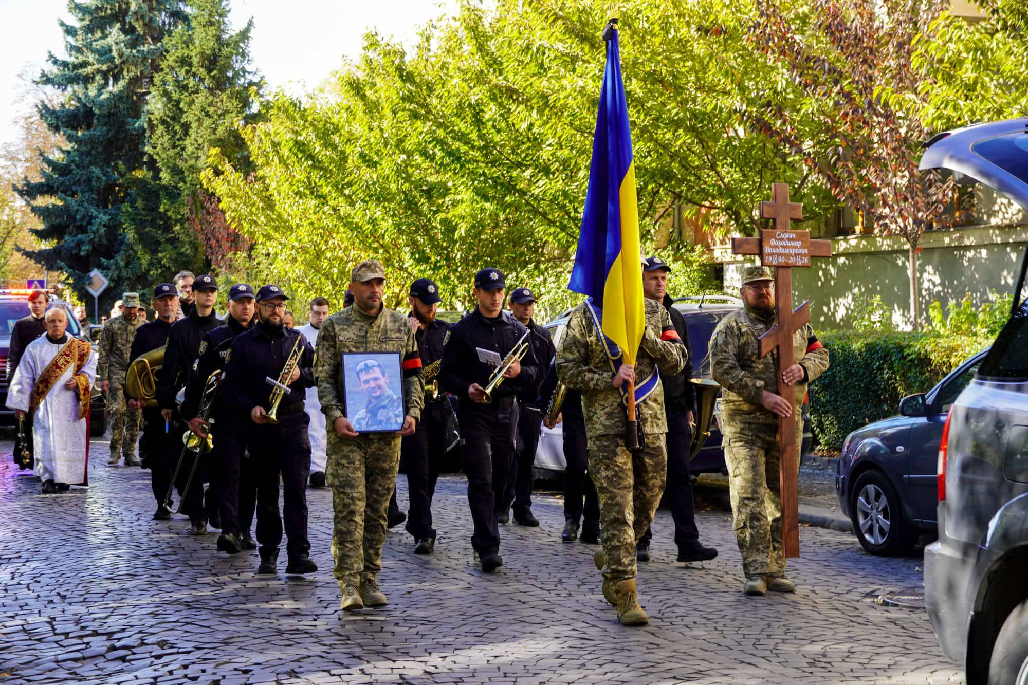 В Ужгороді сьогодні провели в останню земну дорогу полеглого захисника – 36-річного майстер-сержанта Володимира Славича