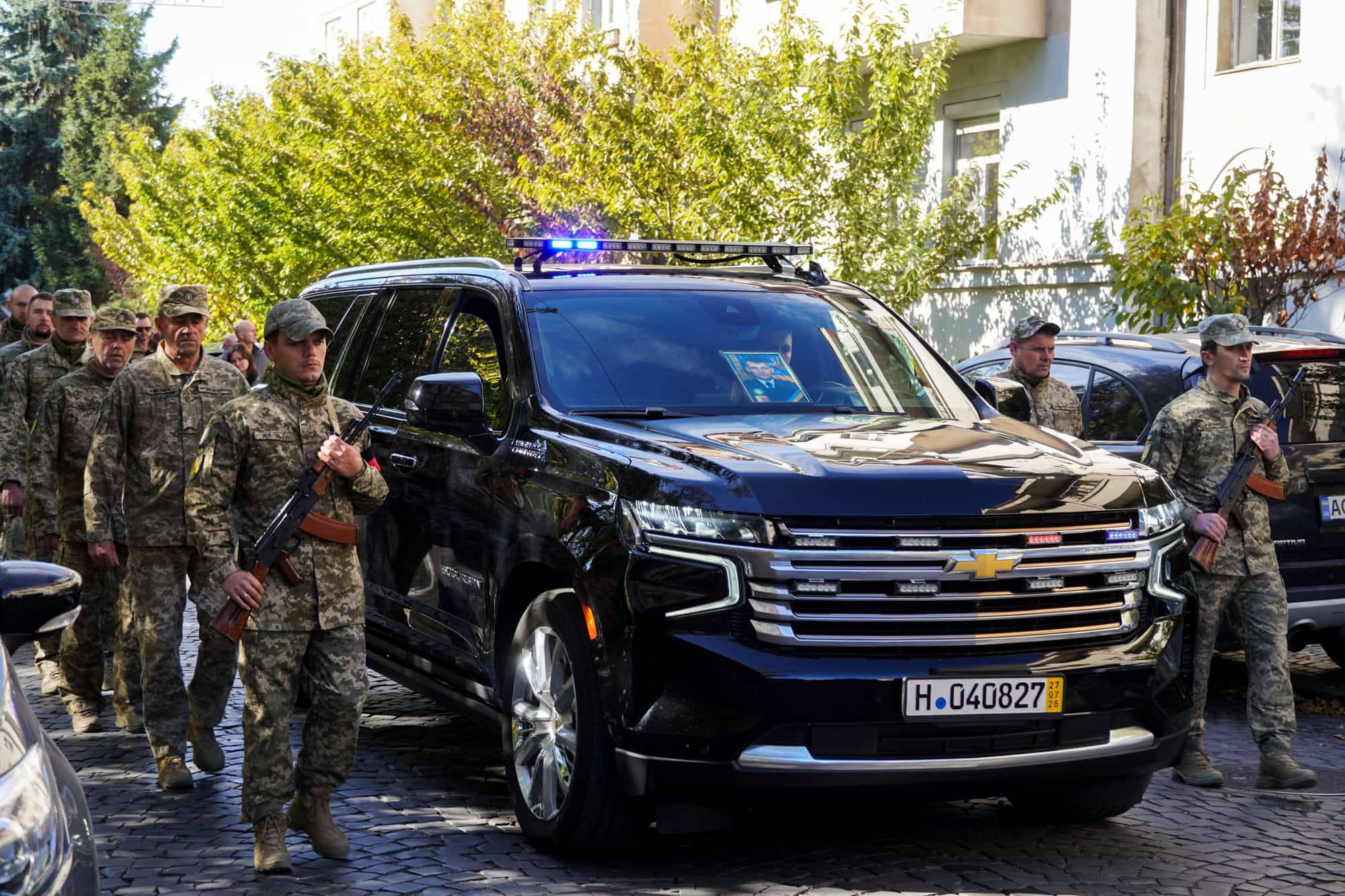 В Ужгороді сьогодні провели в останню земну дорогу полеглого захисника – 36-річного майстер-сержанта Володимира Славича