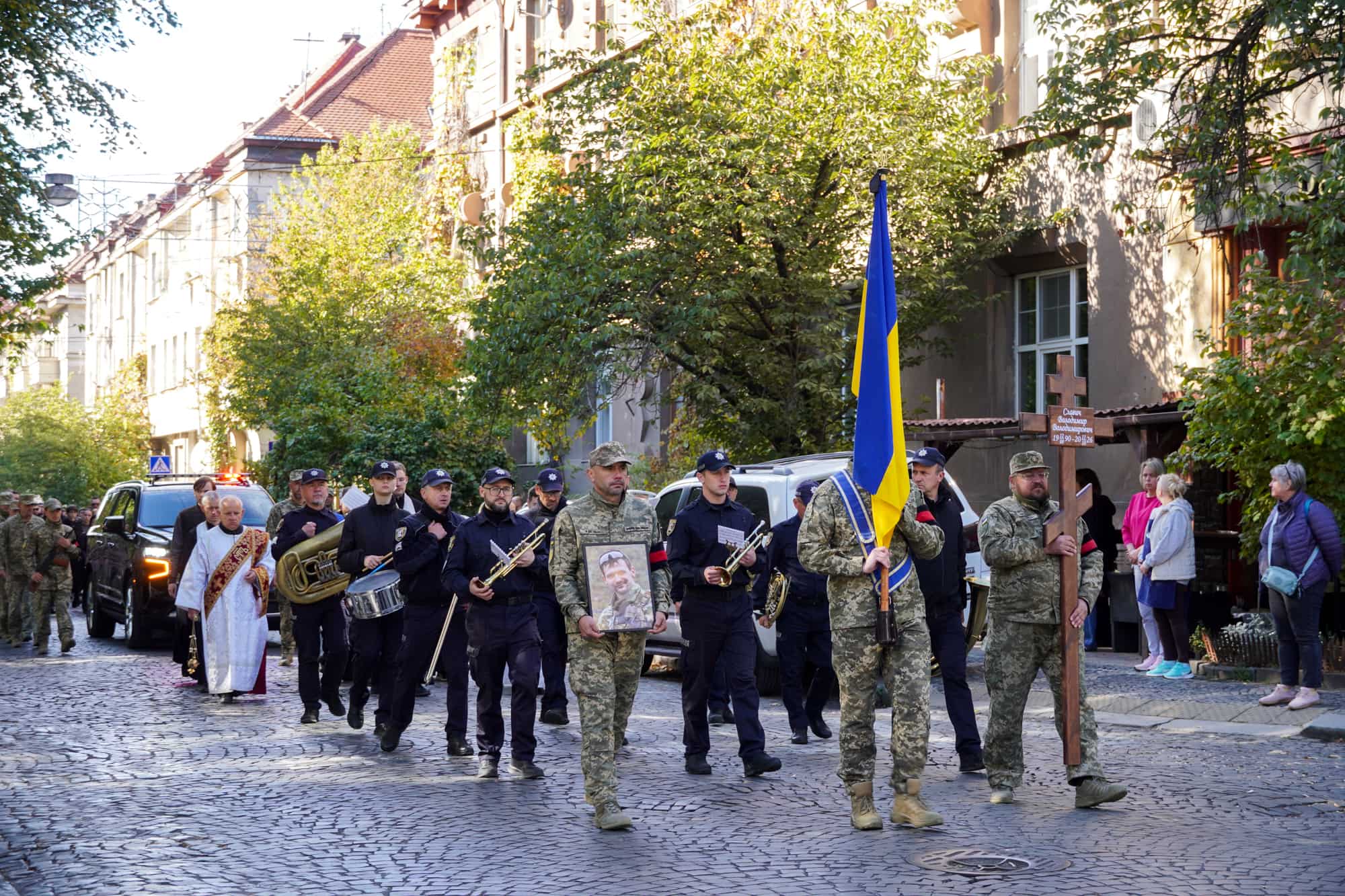 В Ужгороді сьогодні провели в останню земну дорогу полеглого захисника – 36-річного майстер-сержанта Володимира Славича