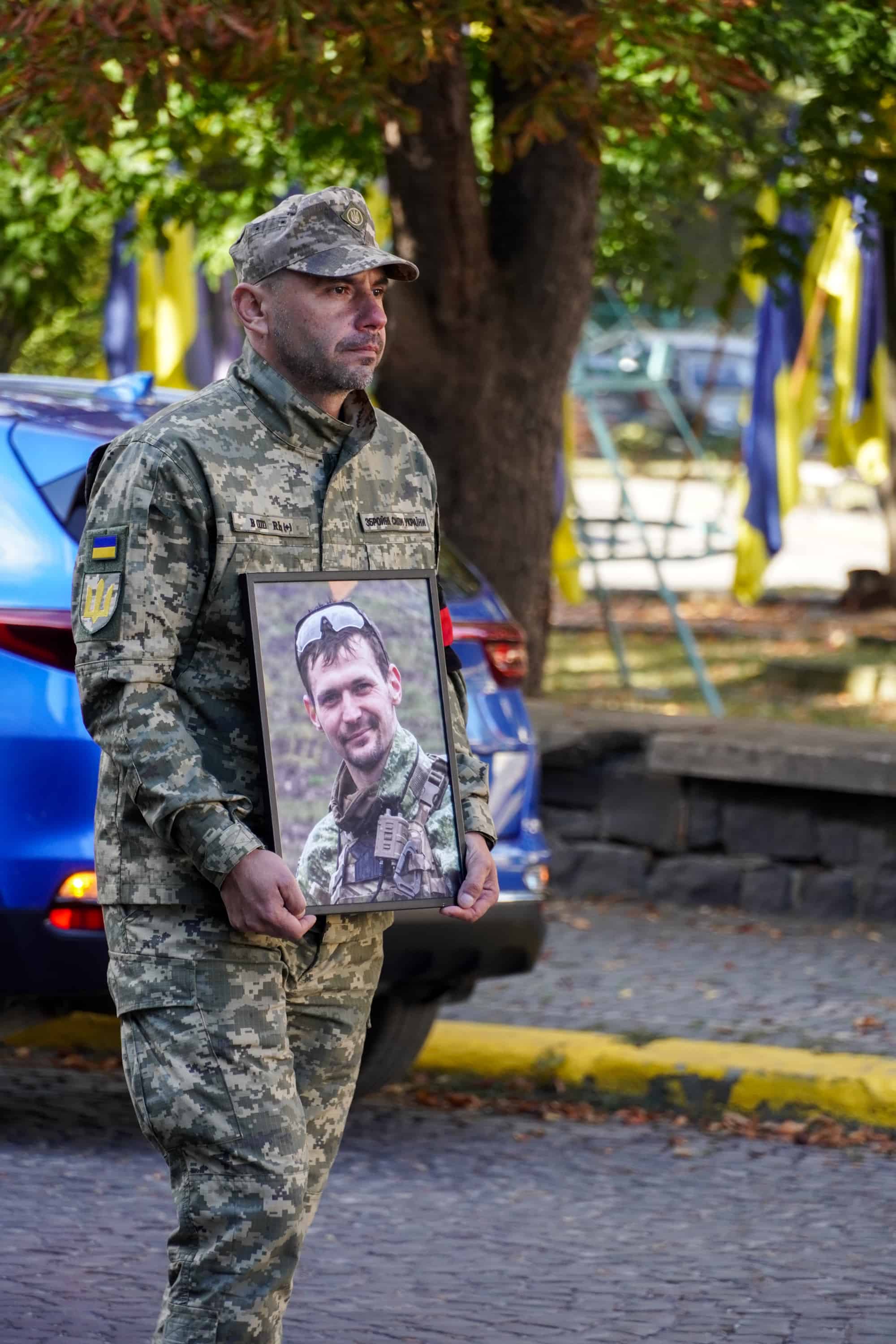 В Ужгороді сьогодні провели в останню земну дорогу полеглого захисника – 36-річного майстер-сержанта Володимира Славича