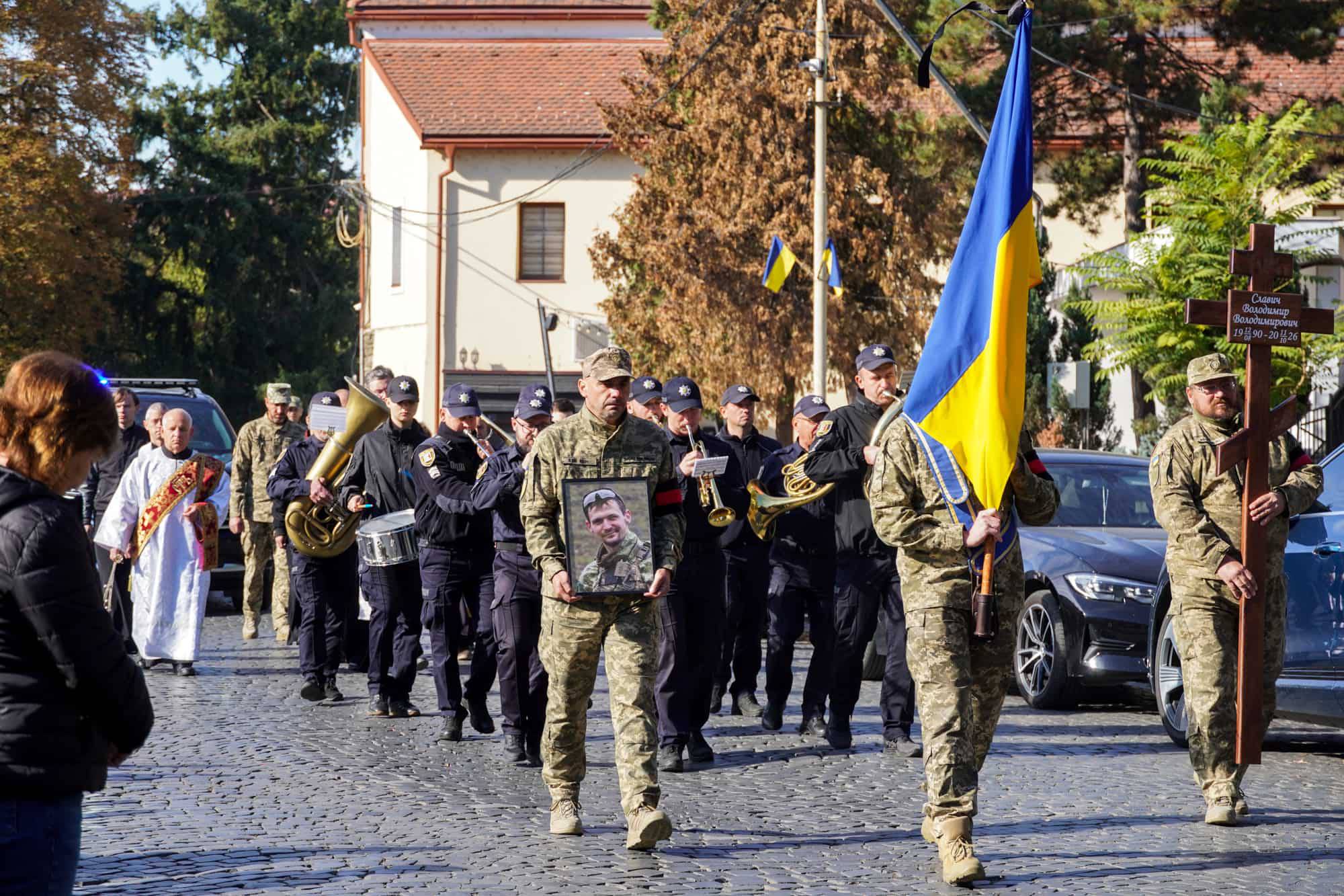 В Ужгороді сьогодні провели в останню земну дорогу полеглого захисника – 36-річного майстер-сержанта Володимира Славича