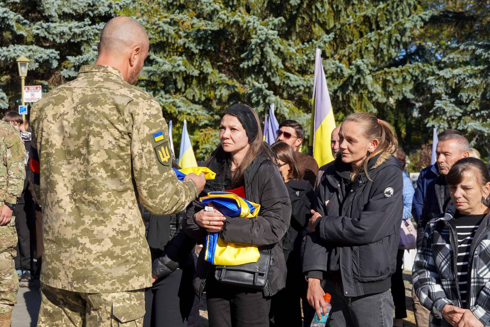 В Ужгороді сьогодні провели в останню земну дорогу полеглого захисника – 36-річного майстер-сержанта Володимира Славича