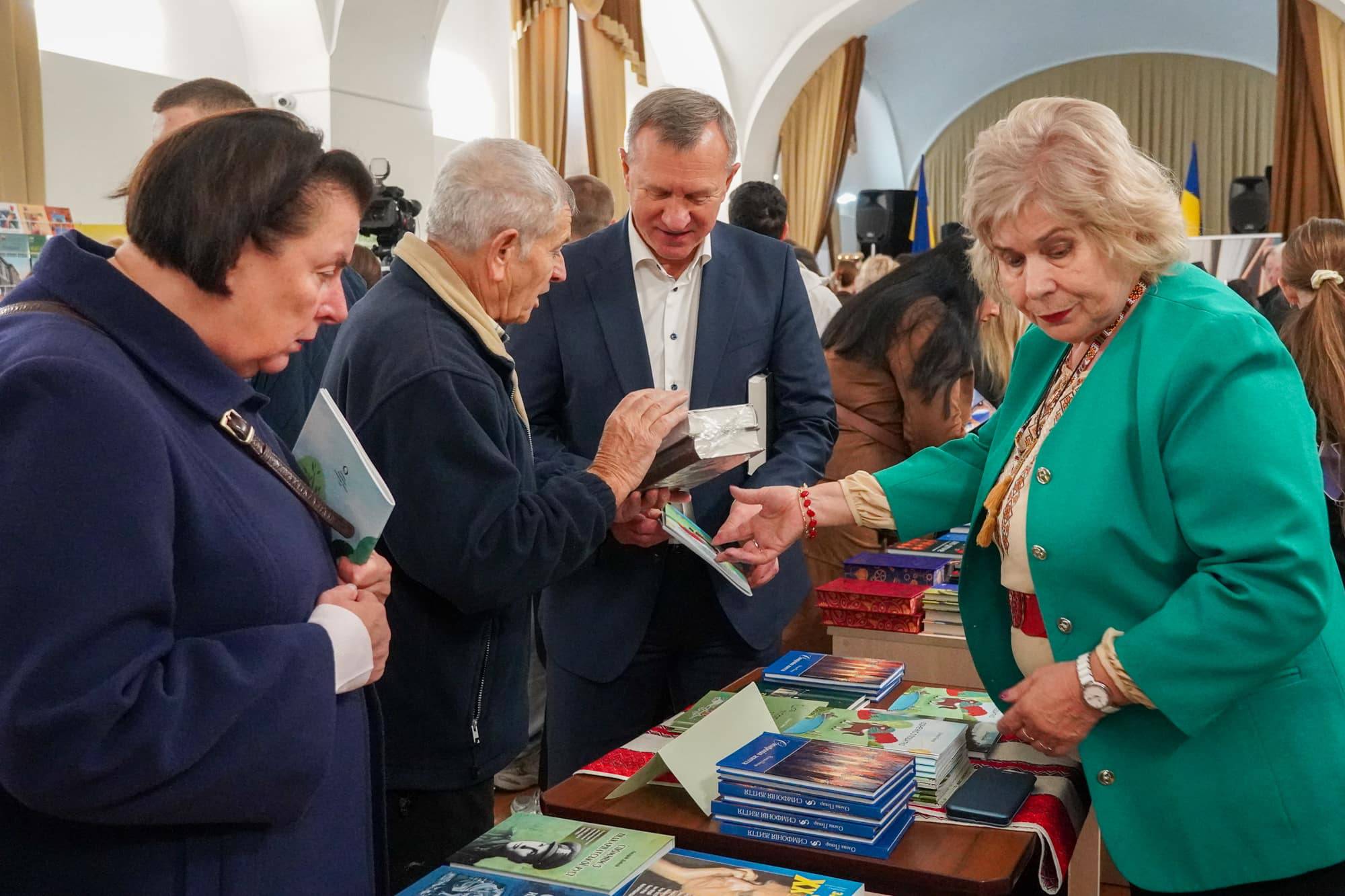 В Ужгороді стартувала XV ювілейна виставка-ярмарок «Книга-фест 2026»