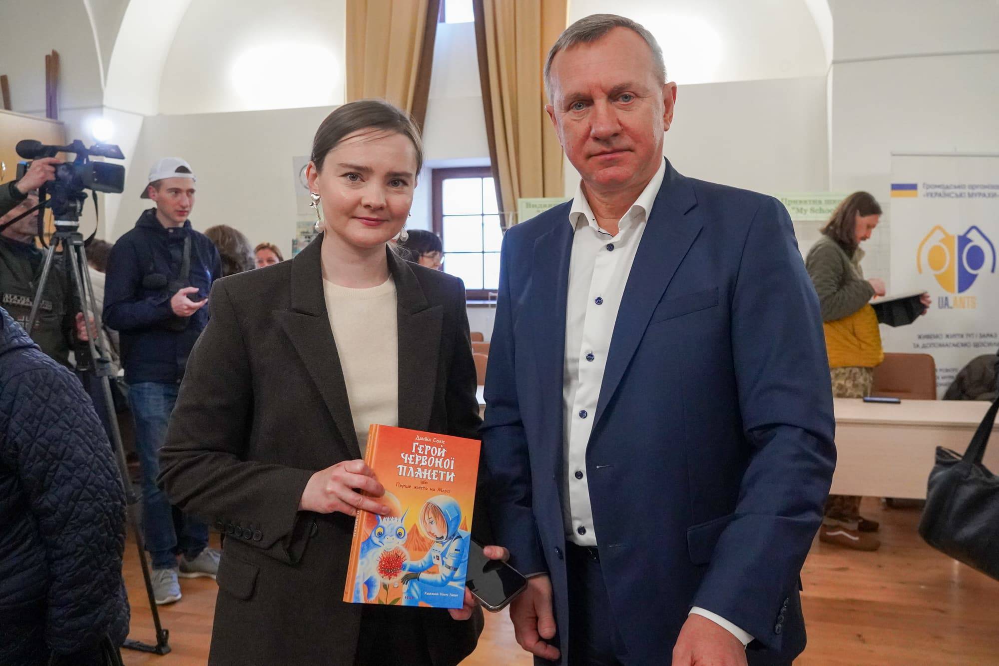 В Ужгороді стартувала XV ювілейна виставка-ярмарок «Книга-фест 2026»