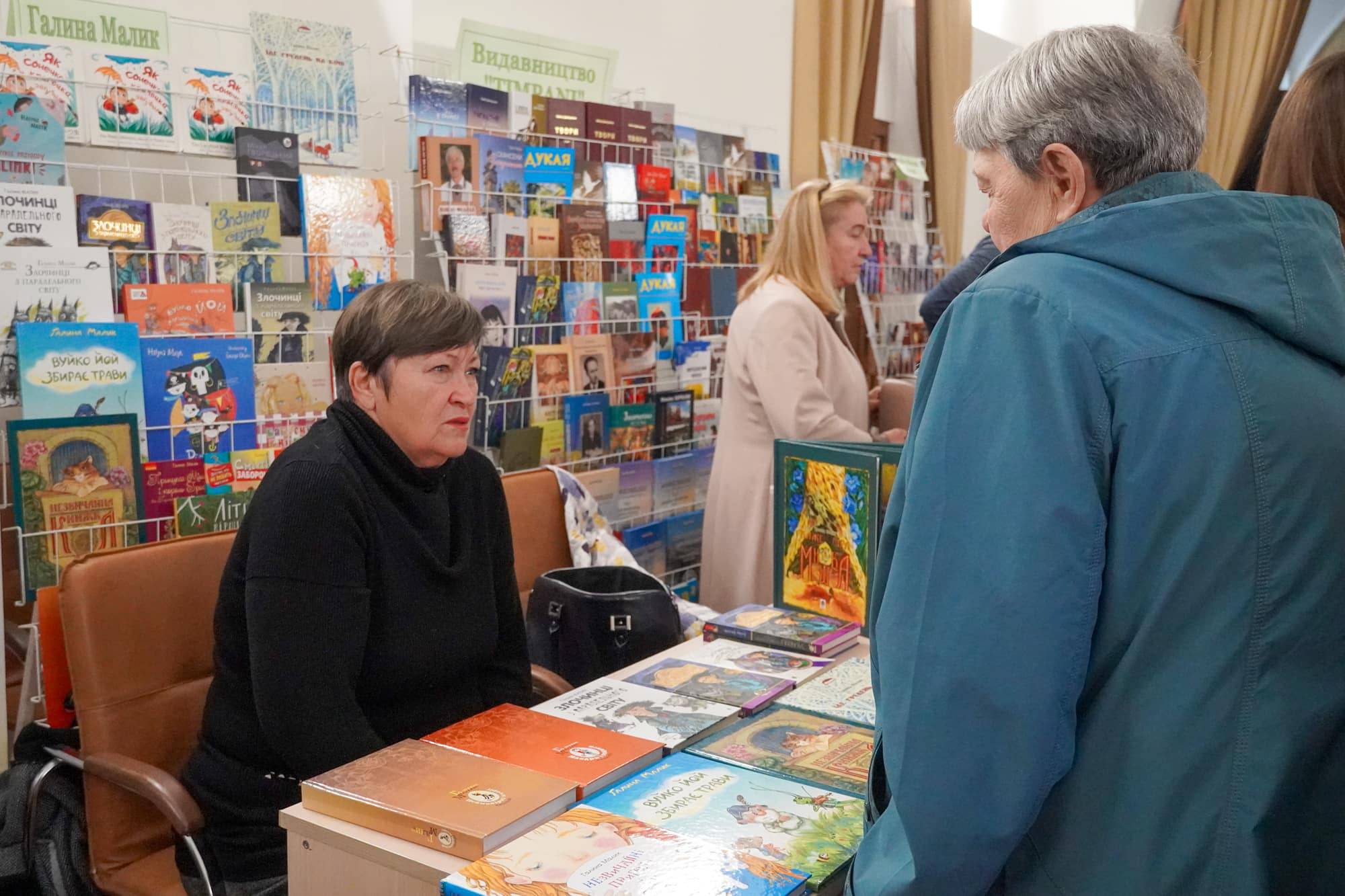 В Ужгороді стартувала XV ювілейна виставка-ярмарок «Книга-фест 2026»