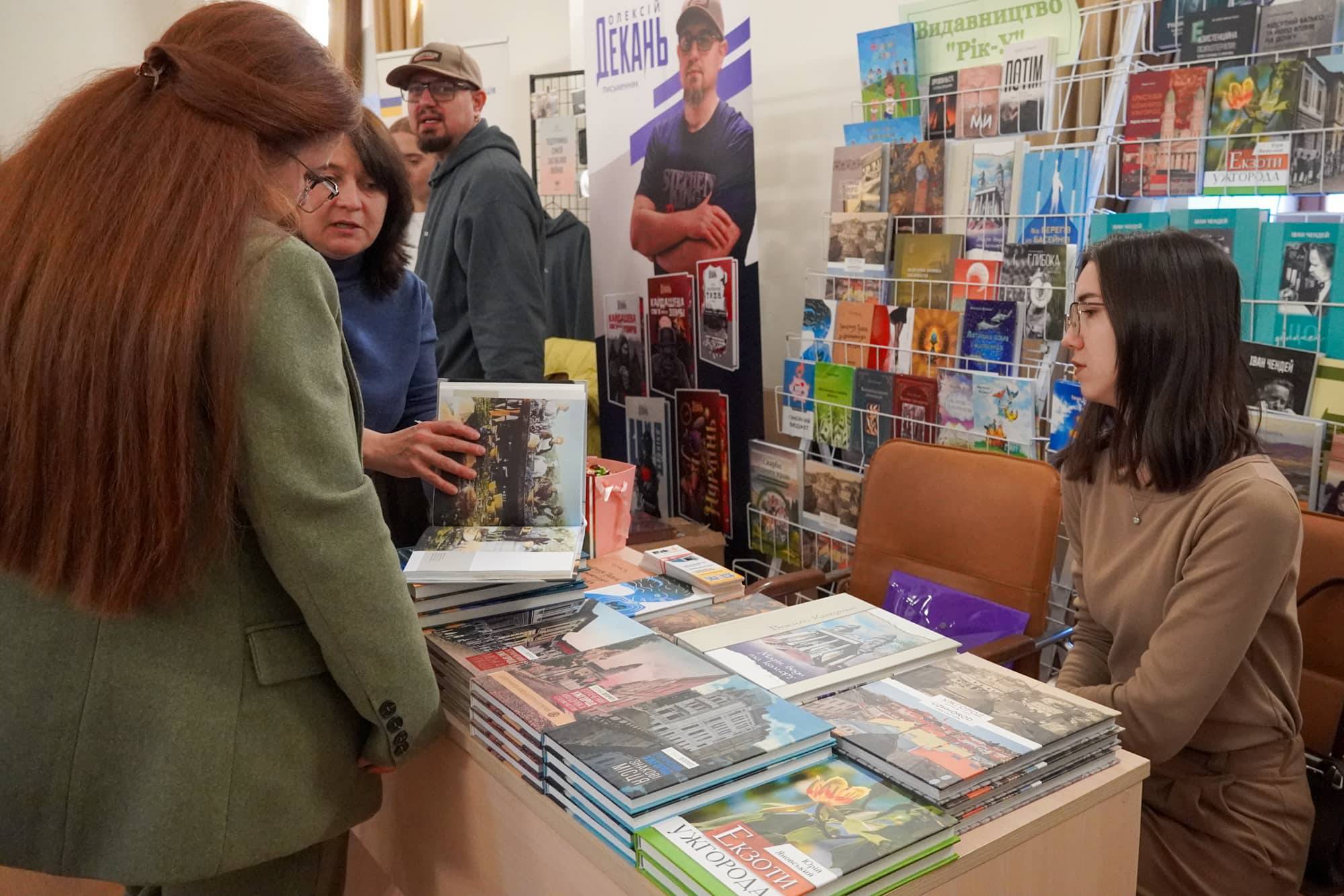 В Ужгороді стартувала XV ювілейна виставка-ярмарок «Книга-фест 2026»