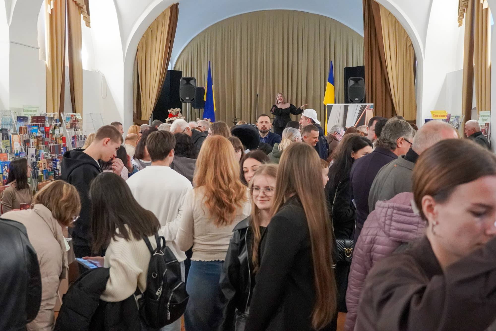 В Ужгороді стартувала XV ювілейна виставка-ярмарок «Книга-фест 2026»