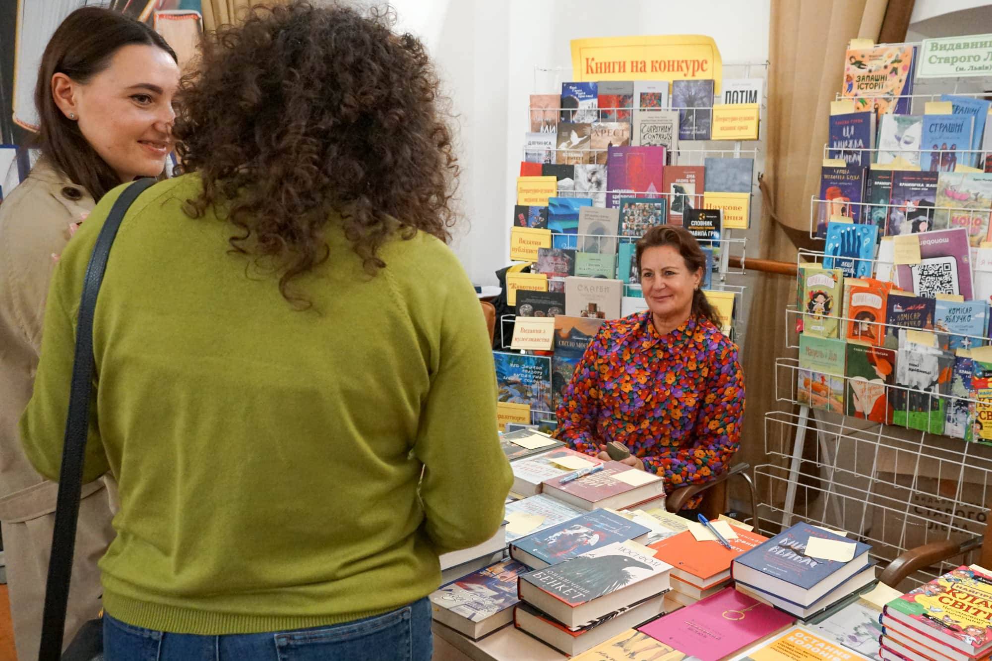 В Ужгороді стартувала XV ювілейна виставка-ярмарок «Книга-фест 2026»
