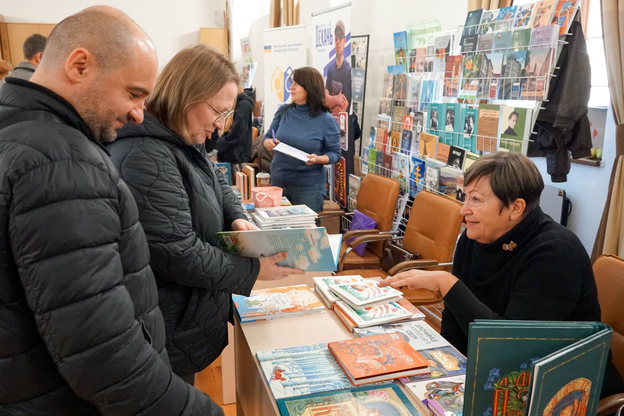 В Ужгороді стартувала XV ювілейна виставка-ярмарок «Книга-фест 2026»