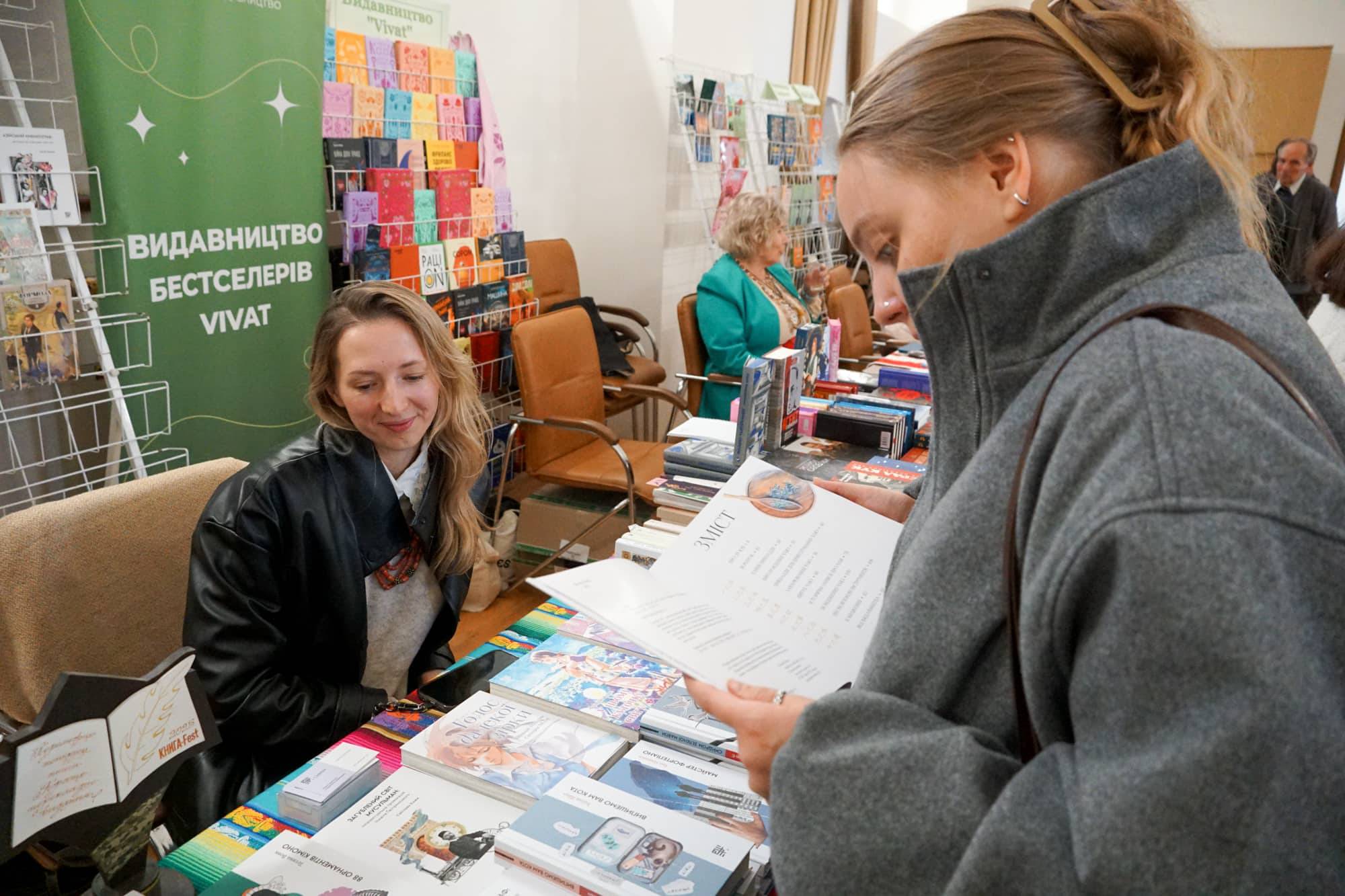 В Ужгороді стартувала XV ювілейна виставка-ярмарок «Книга-фест 2026»