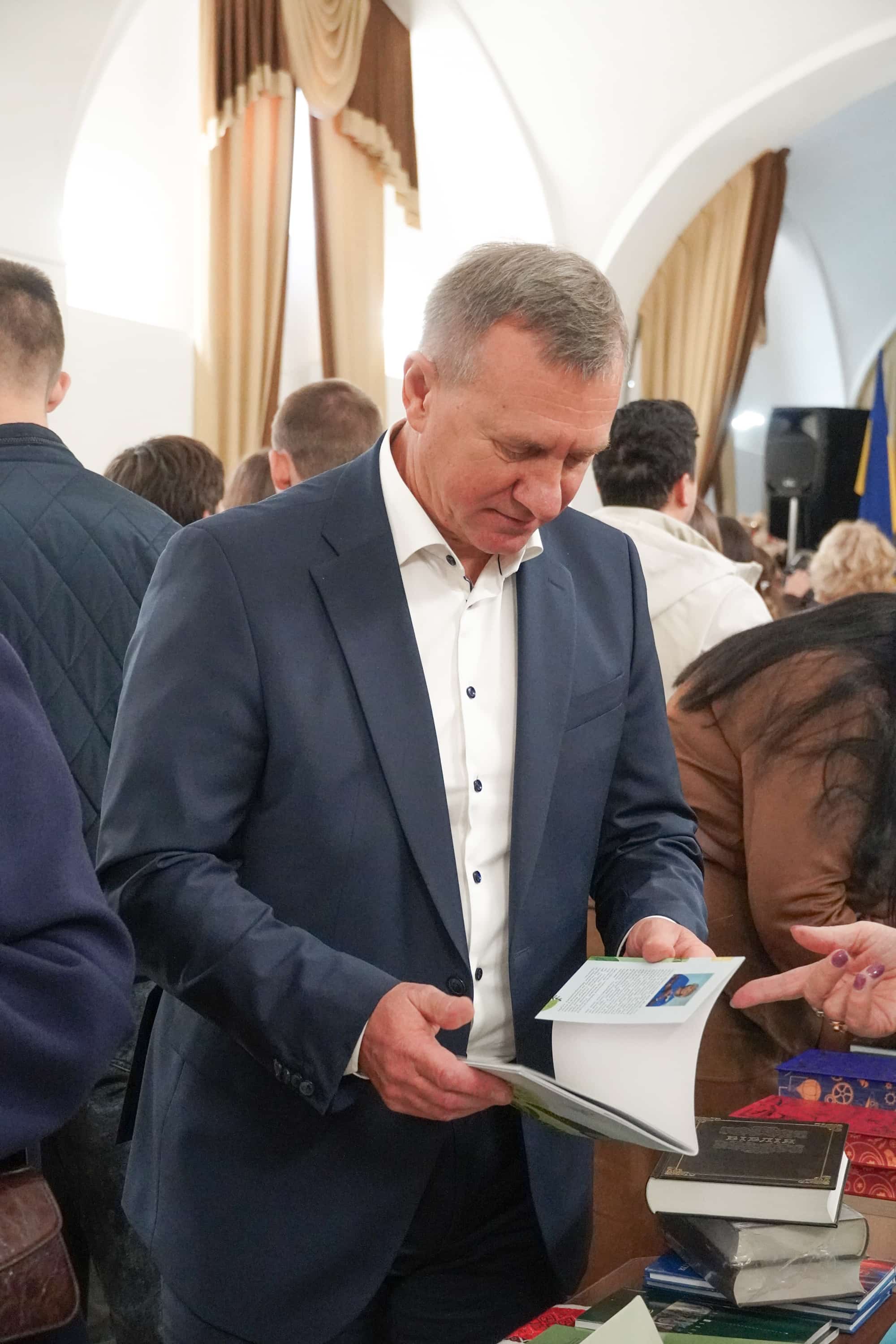 В Ужгороді стартувала XV ювілейна виставка-ярмарок «Книга-фест 2026»