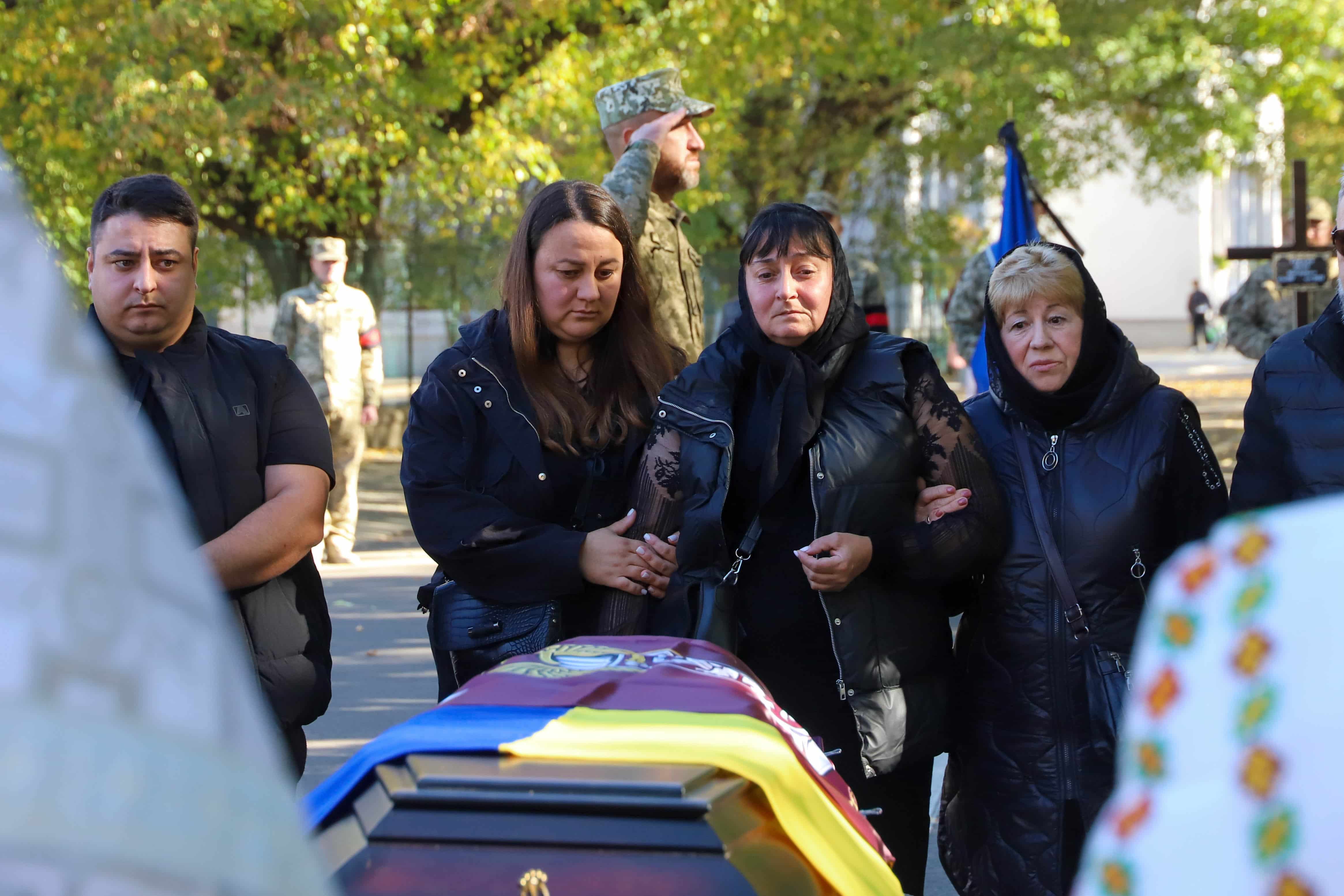 В Ужгороді сьогодні попрощалися зі ще одним захисником – 38-річним солдатом Юрієм Грицаком
