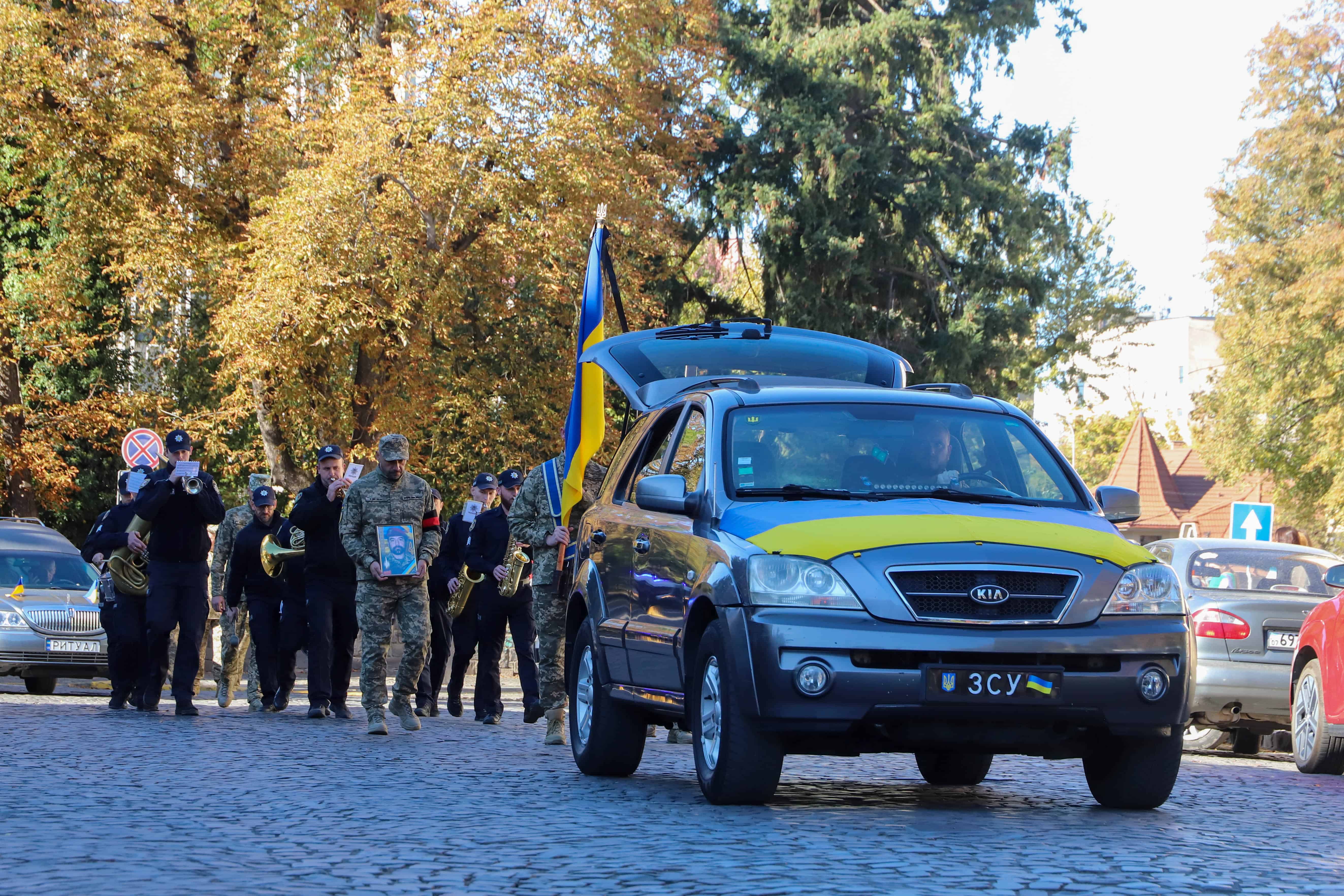 В Ужгороді сьогодні попрощалися зі ще одним захисником – 38-річним солдатом Юрієм Грицаком