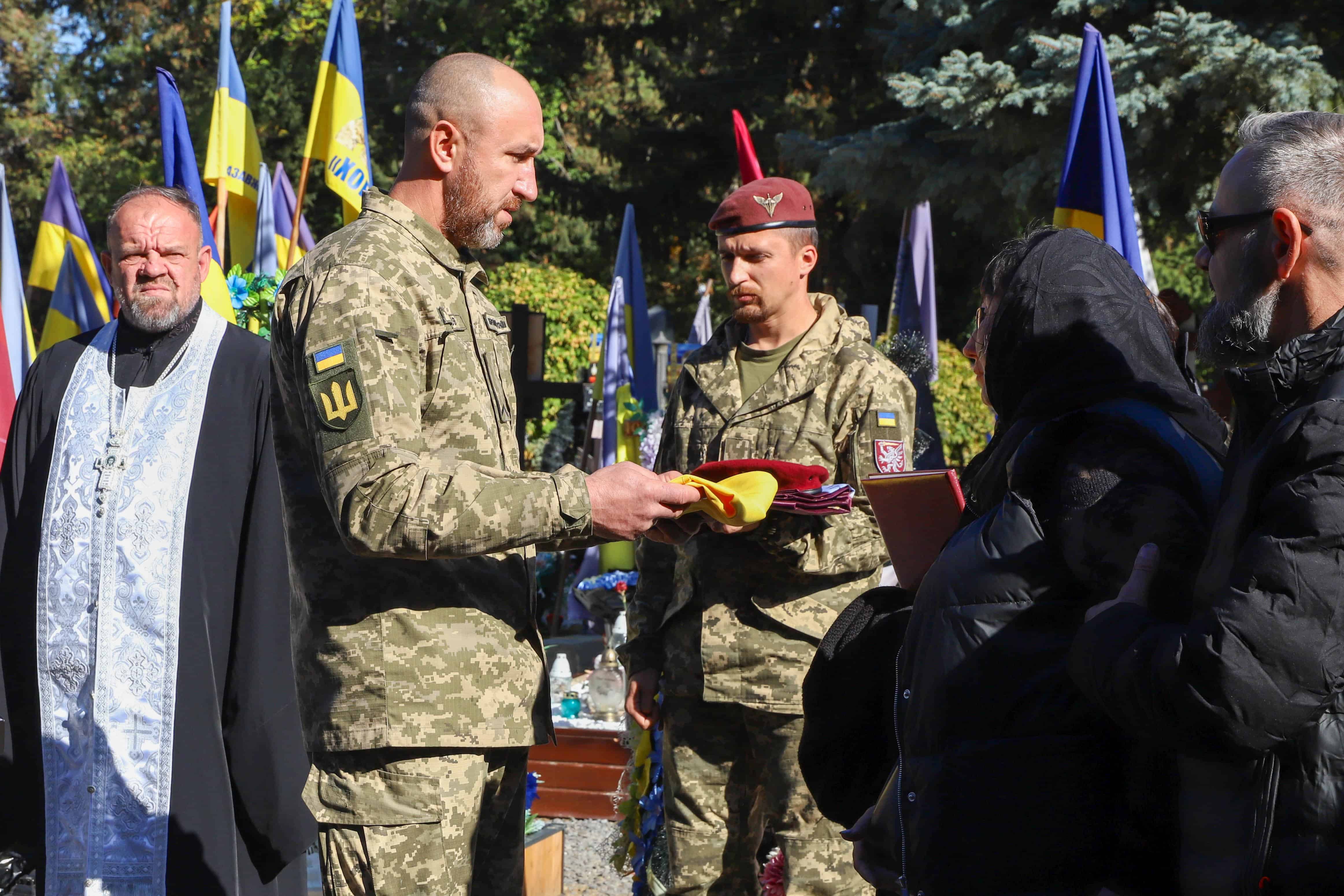 В Ужгороді сьогодні попрощалися зі ще одним захисником – 38-річним солдатом Юрієм Грицаком