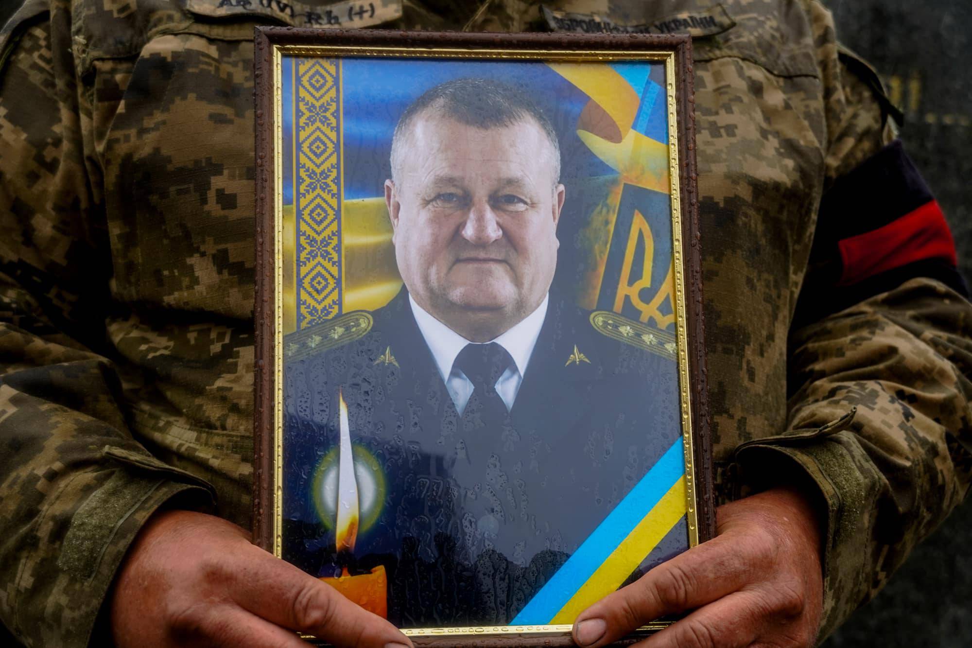 Із 57-річним капітаном, бортовим авіаційним техніком вертолітної ланки військової частини А3913 Віталієм Дору попрощалися сьогодні в Ужгороді