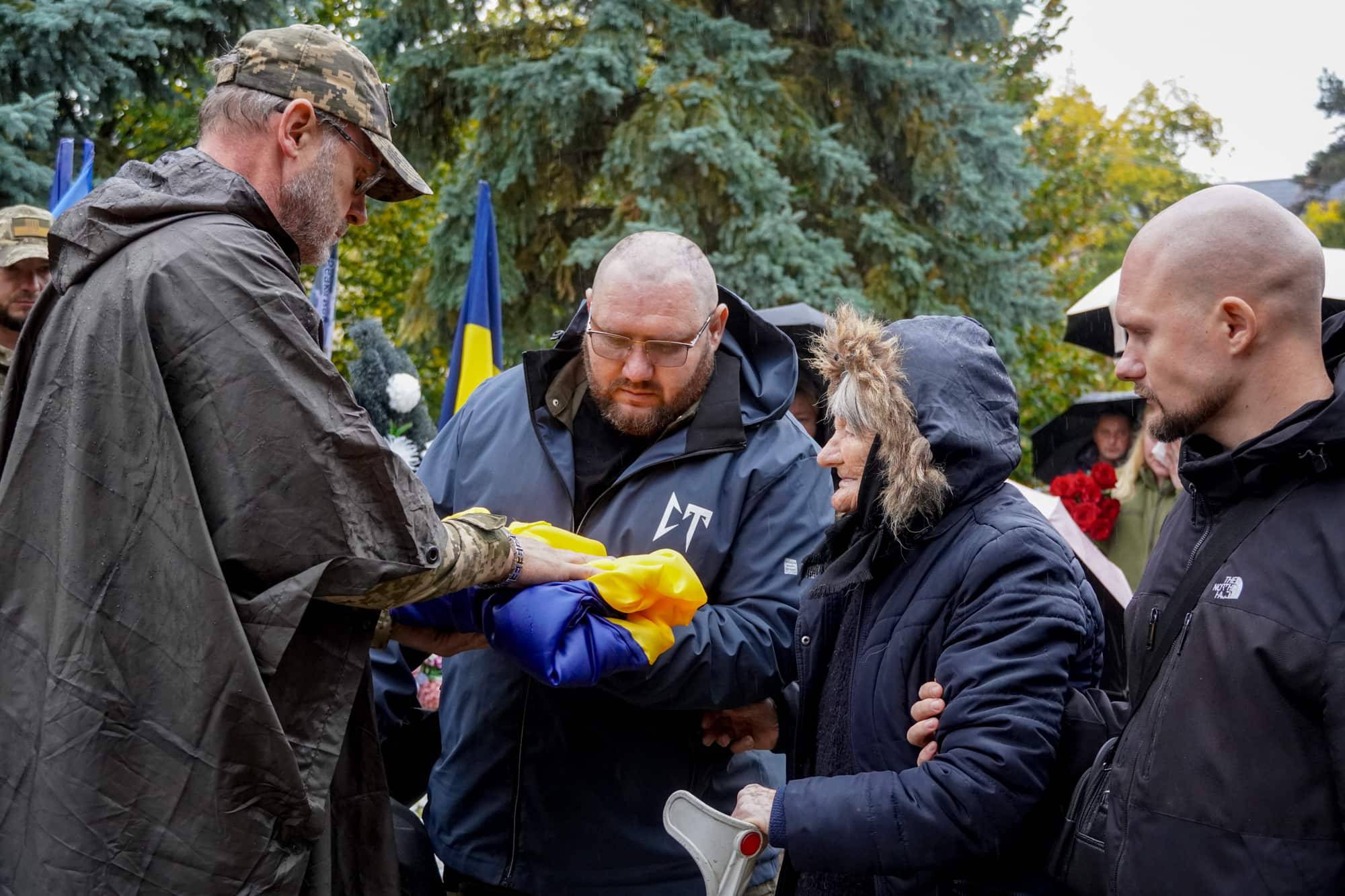 Із 57-річним капітаном, бортовим авіаційним техніком вертолітної ланки військової частини А3913 Віталієм Дору попрощалися сьогодні в Ужгороді