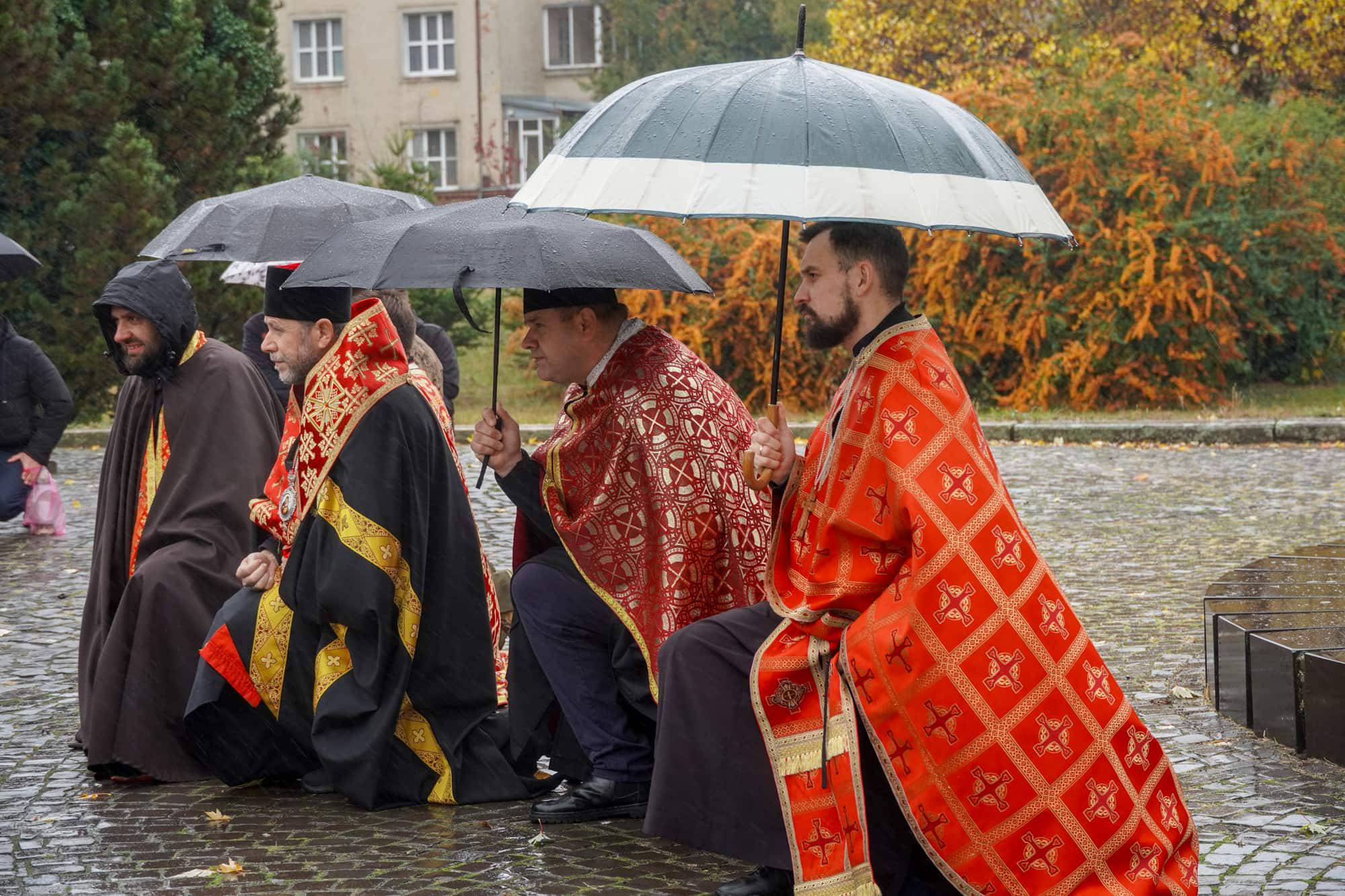 Із 57-річним капітаном, бортовим авіаційним техніком вертолітної ланки військової частини А3913 Віталієм Дору попрощалися сьогодні в Ужгороді